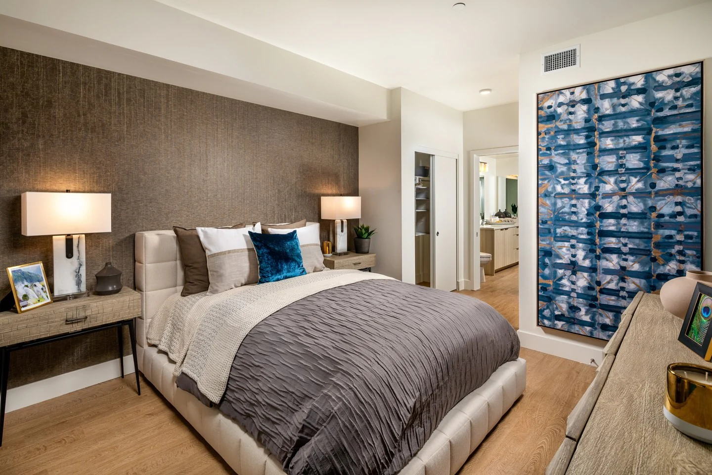 5. Urban Chic Bedroom with Rich Contrast (Large Bedroom Ideas)