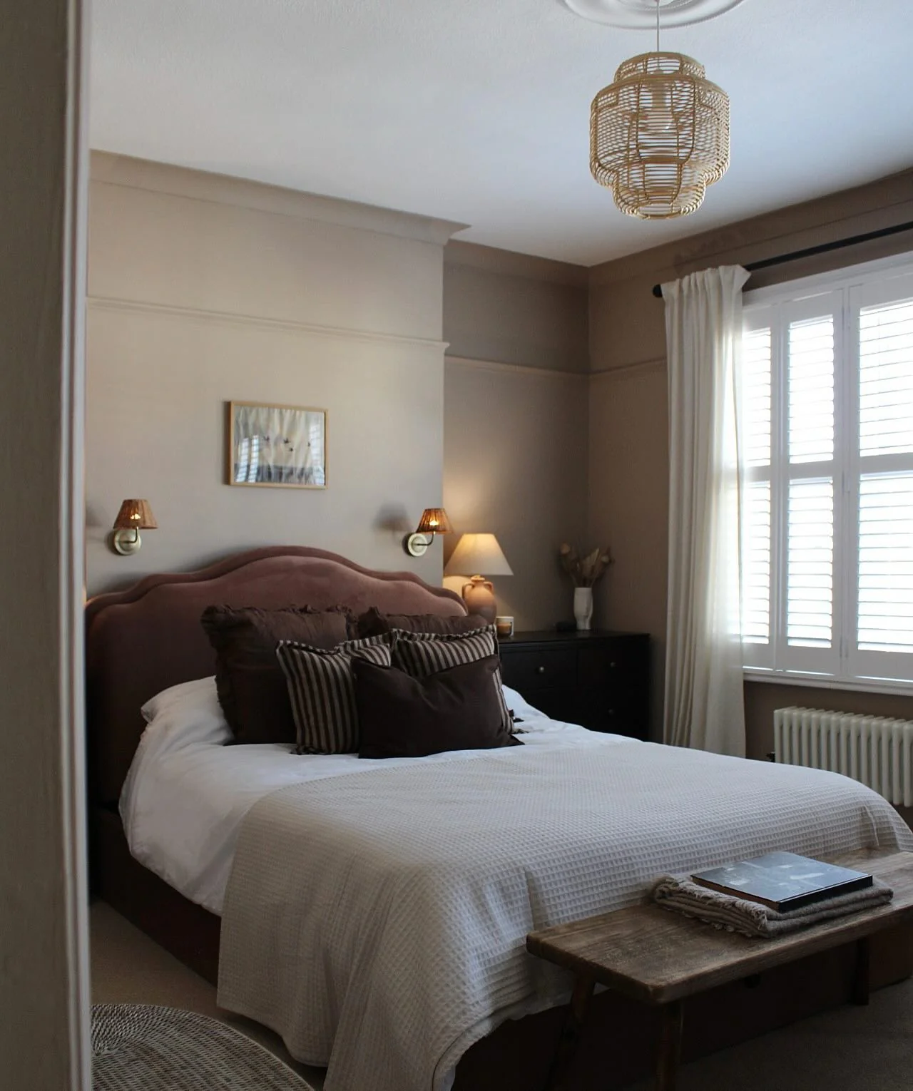 4. Warm Neutrals with Soft Jazz Influence (Jazz Bedroom Ideas)