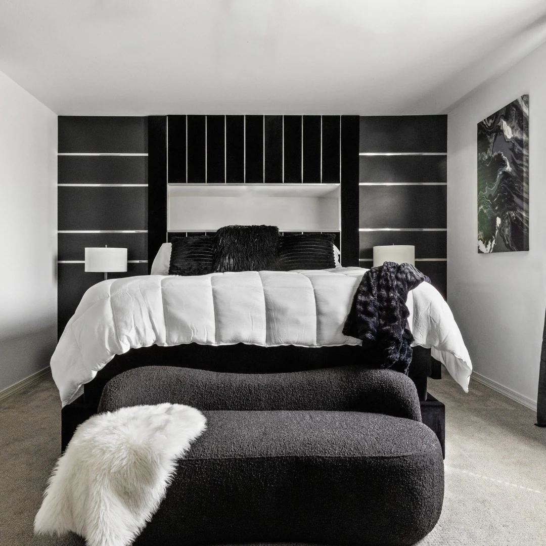12. Black-and-White Rhythm with Sleek Lines (Jazz Bedroom Ideas)