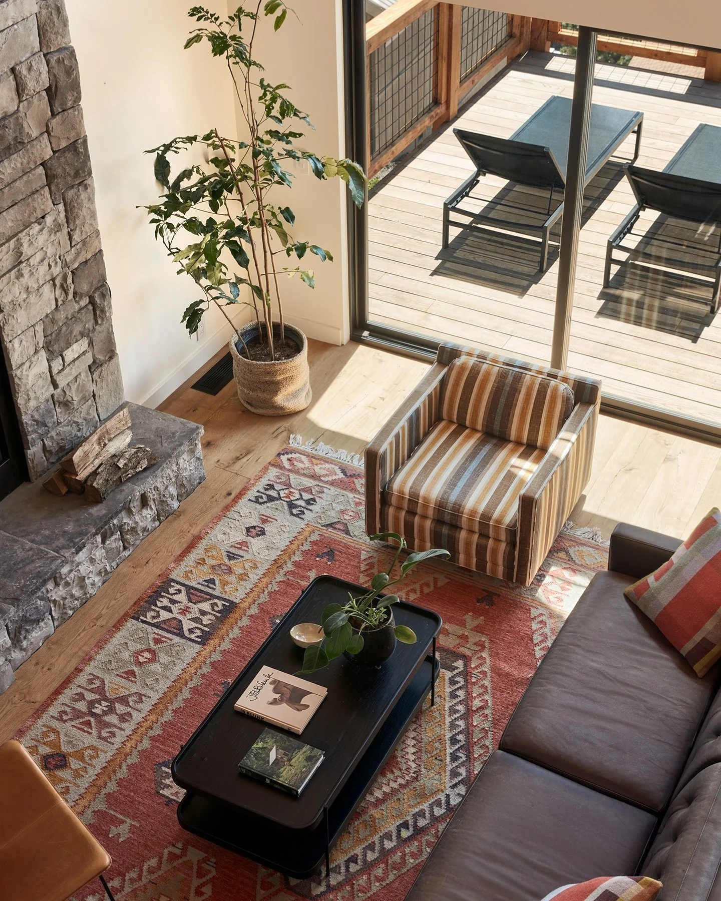 5. Patterned Rug Cabin Living Area with Earthy Browns & Terracotta Notes (Cabin Living Room Ideas)