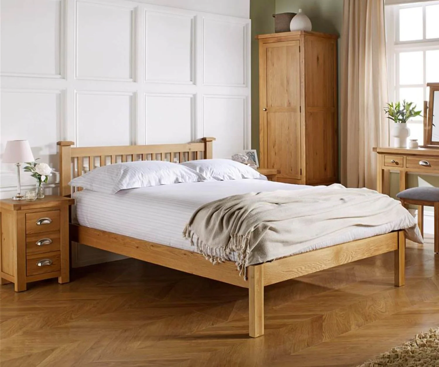 3. Classic Oak Spindle Bed with Soft White Walls (Oak Bedroom Ideas)