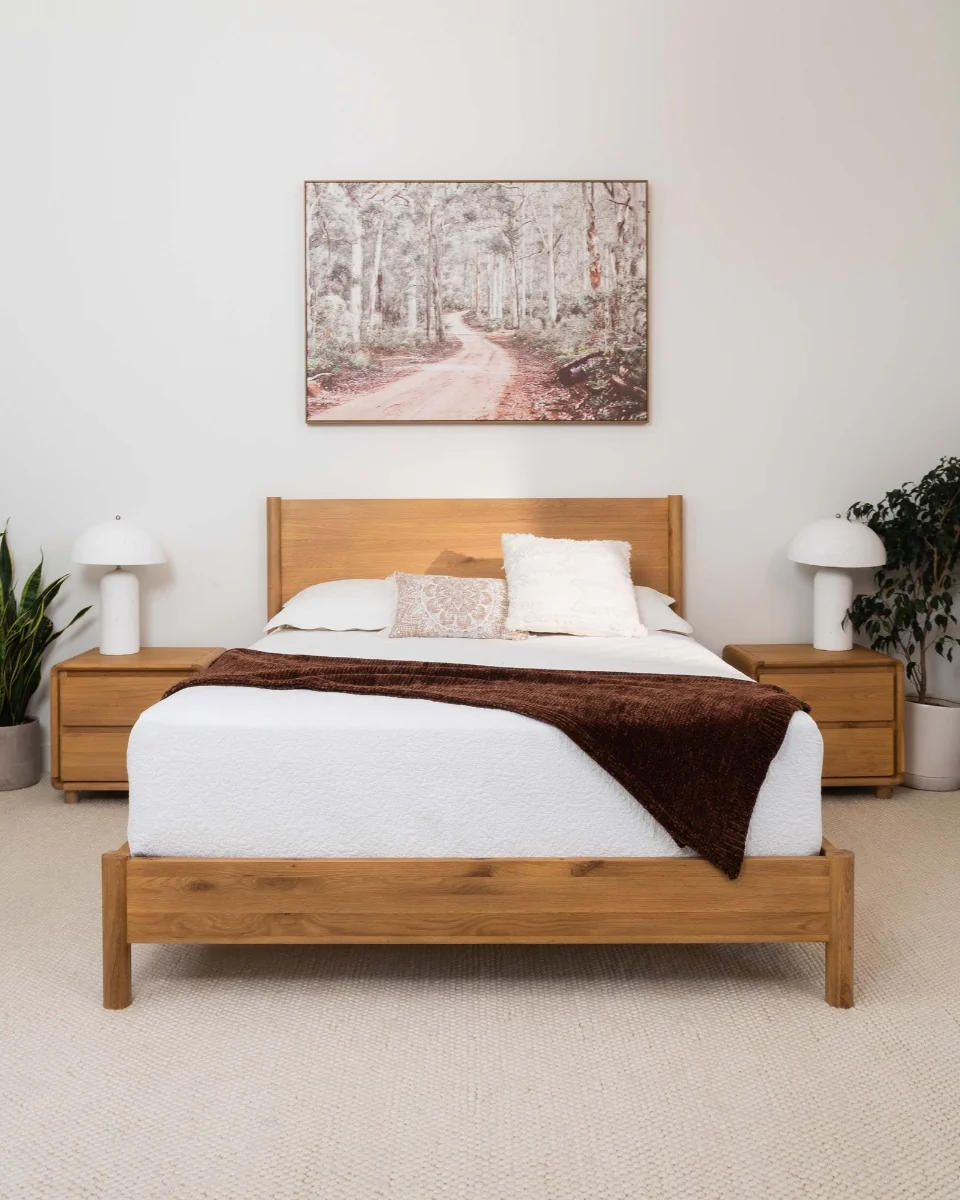 9. Bright Oak Simplicity with Clean Whites (Oak Bedroom Ideas)