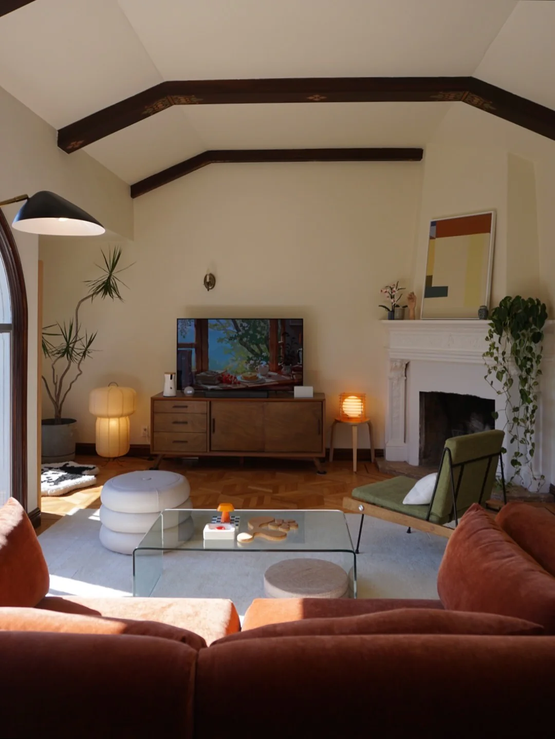 2. Mid-Century Warmth with Sun-Soaked Accents (Urban Living Room Ideas)