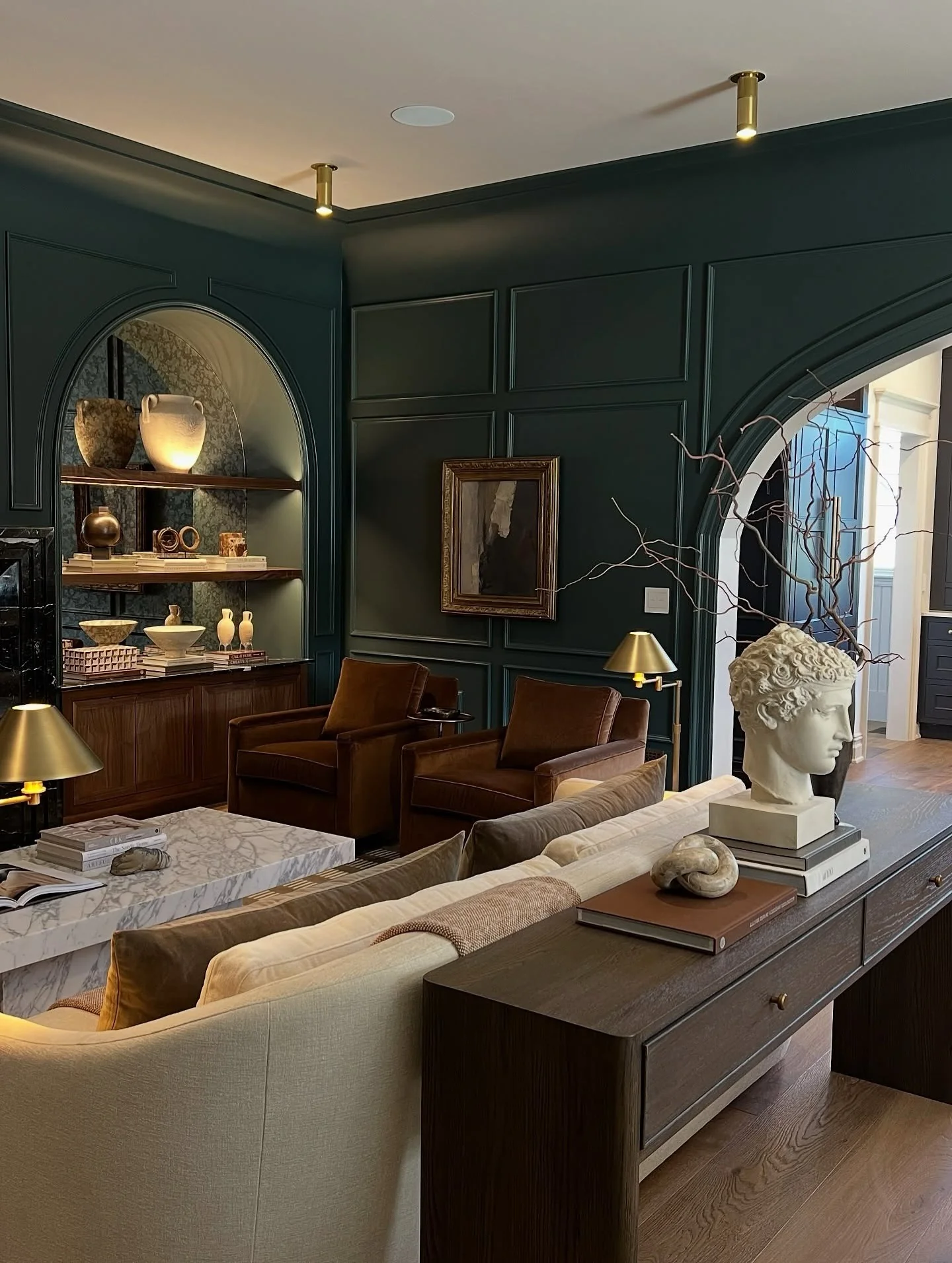 9. Emerald Paneling with Caramel Leather Seating (Masculine Living Room Ideas)