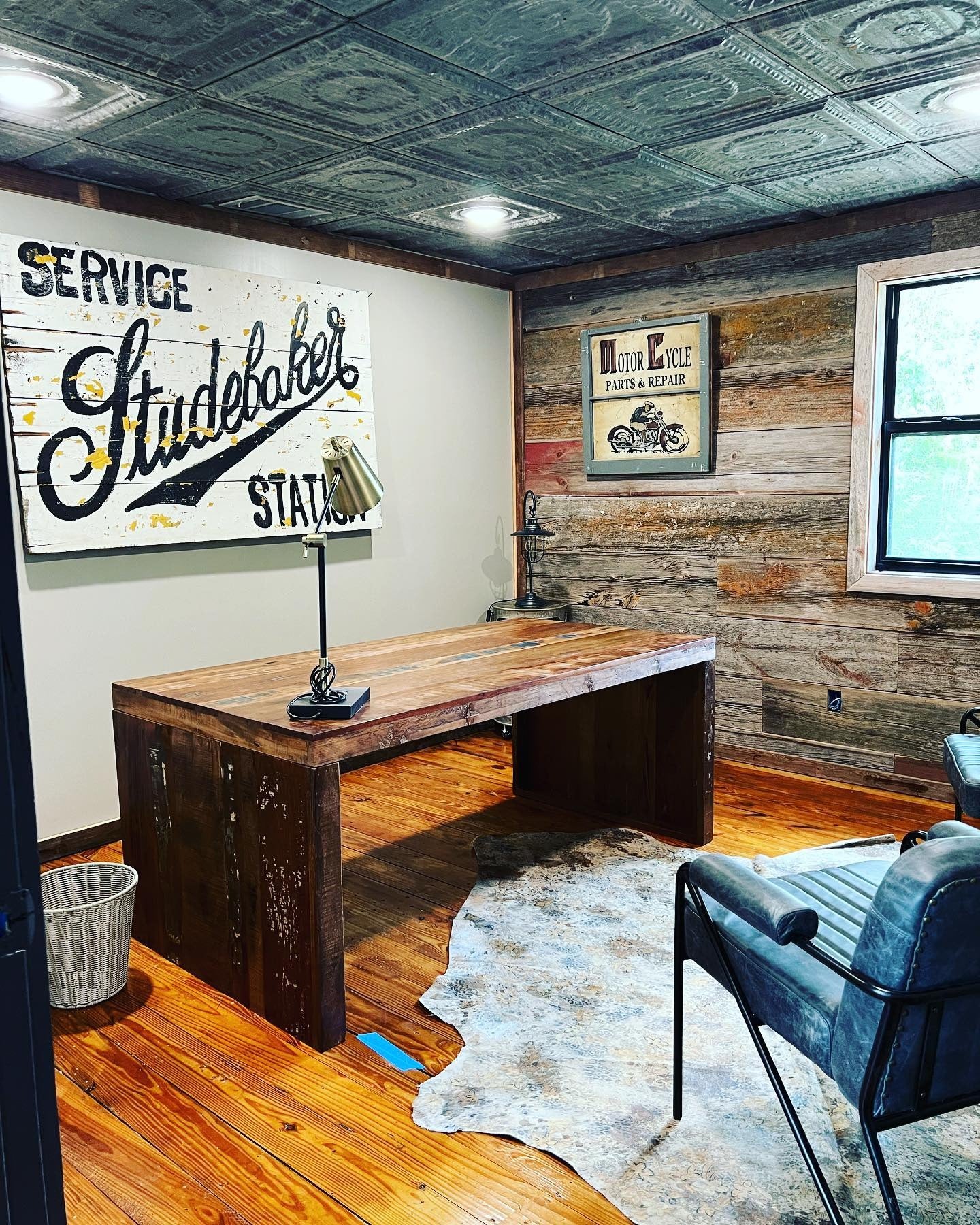 6. Vintage Garage-Style Office with Reclaimed Wall Boards (Rustic Office Ideas)