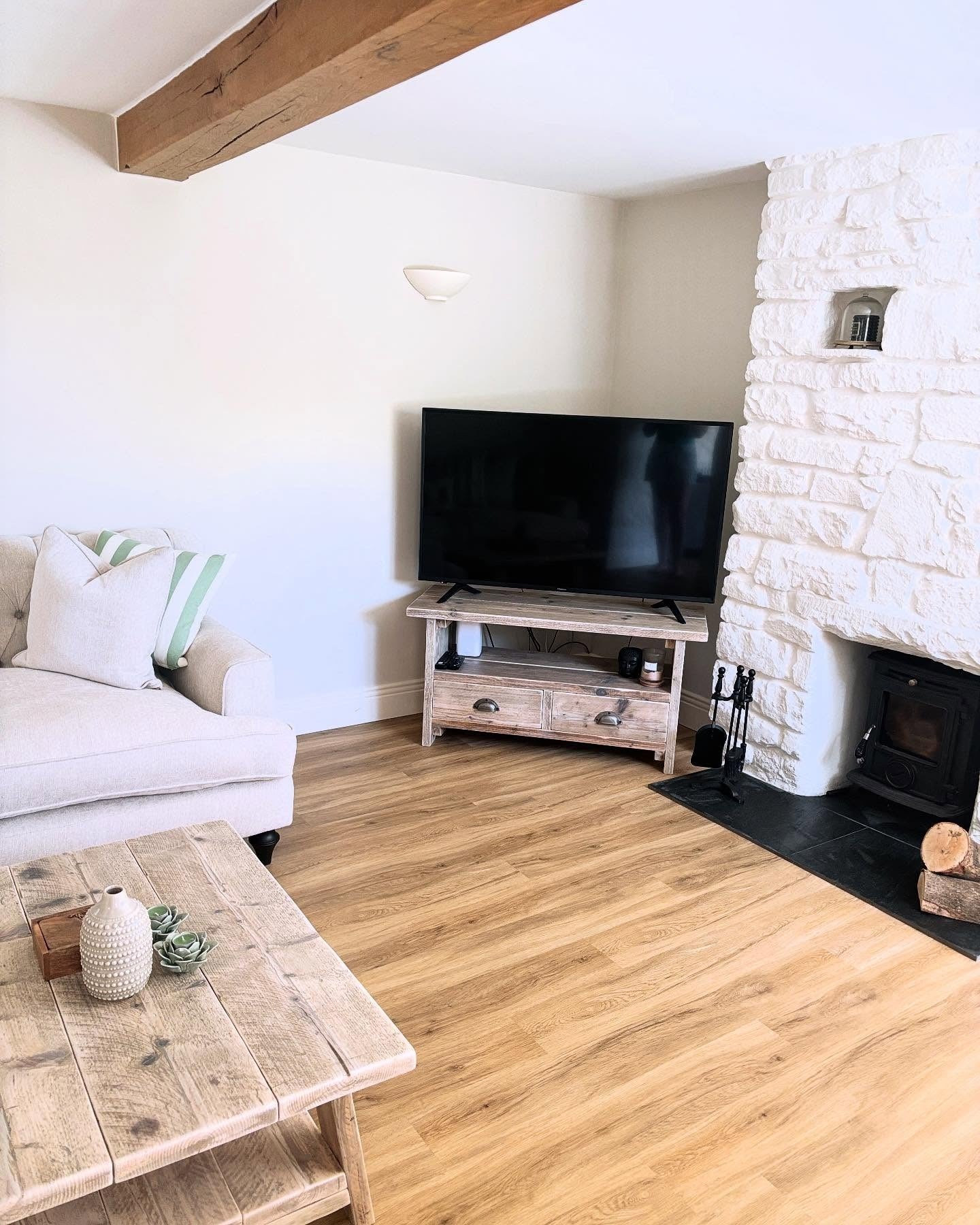 2. Rustic Cottage Corner With Natural Wood Tones (Living Room Tv Ideas)