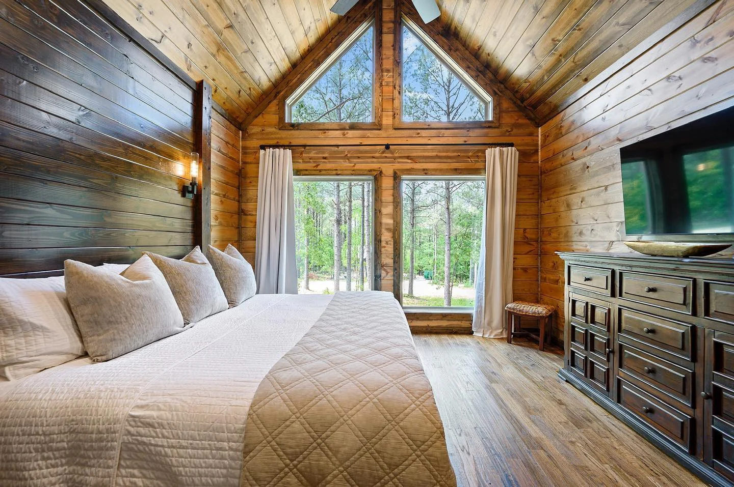 4. Timber Retreat with Forest Views (Cabin Bedroom Ideas)