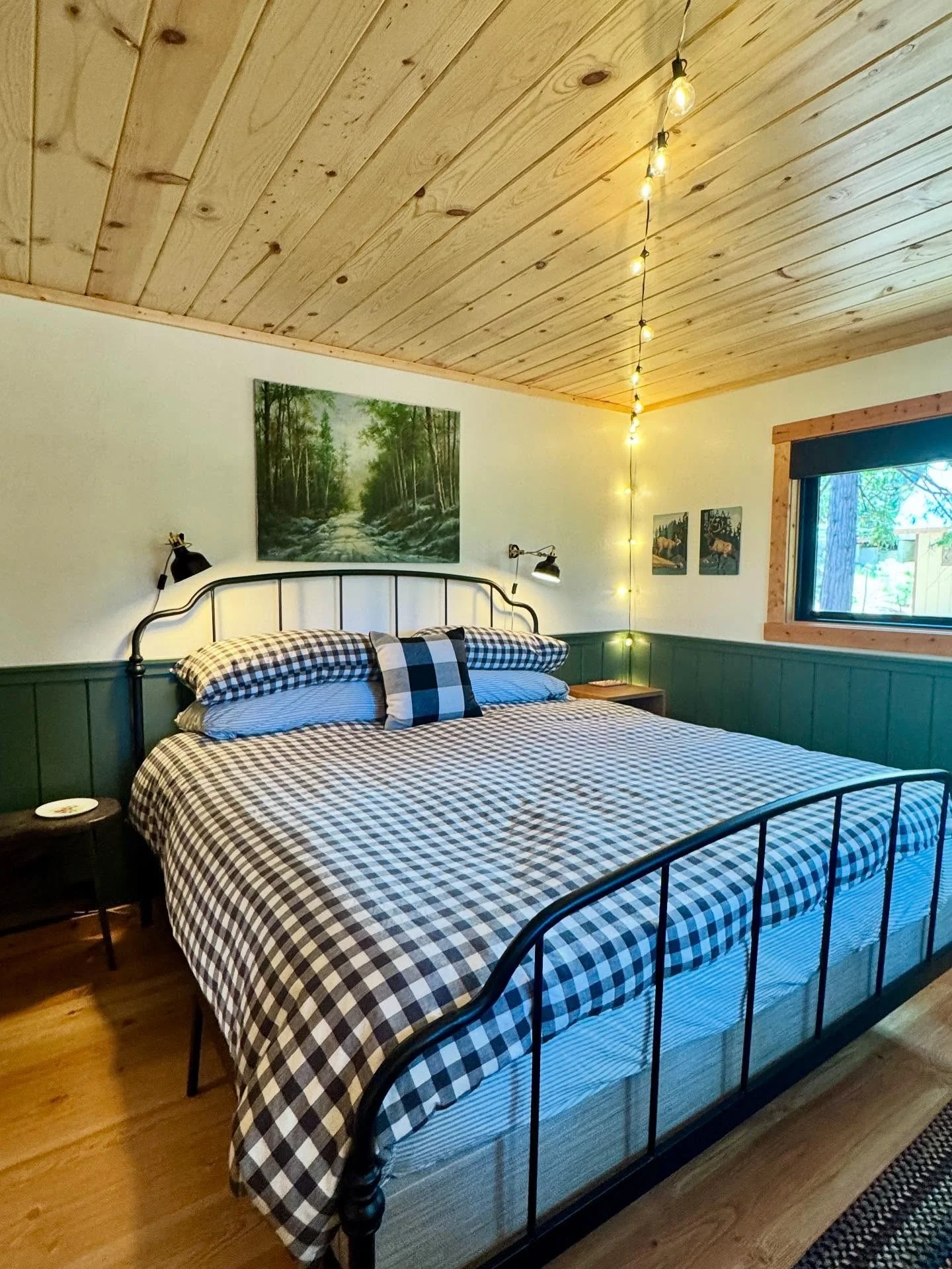 9. Checkered Comfort with Forest Green Accents (Cabin Bedroom Ideas)