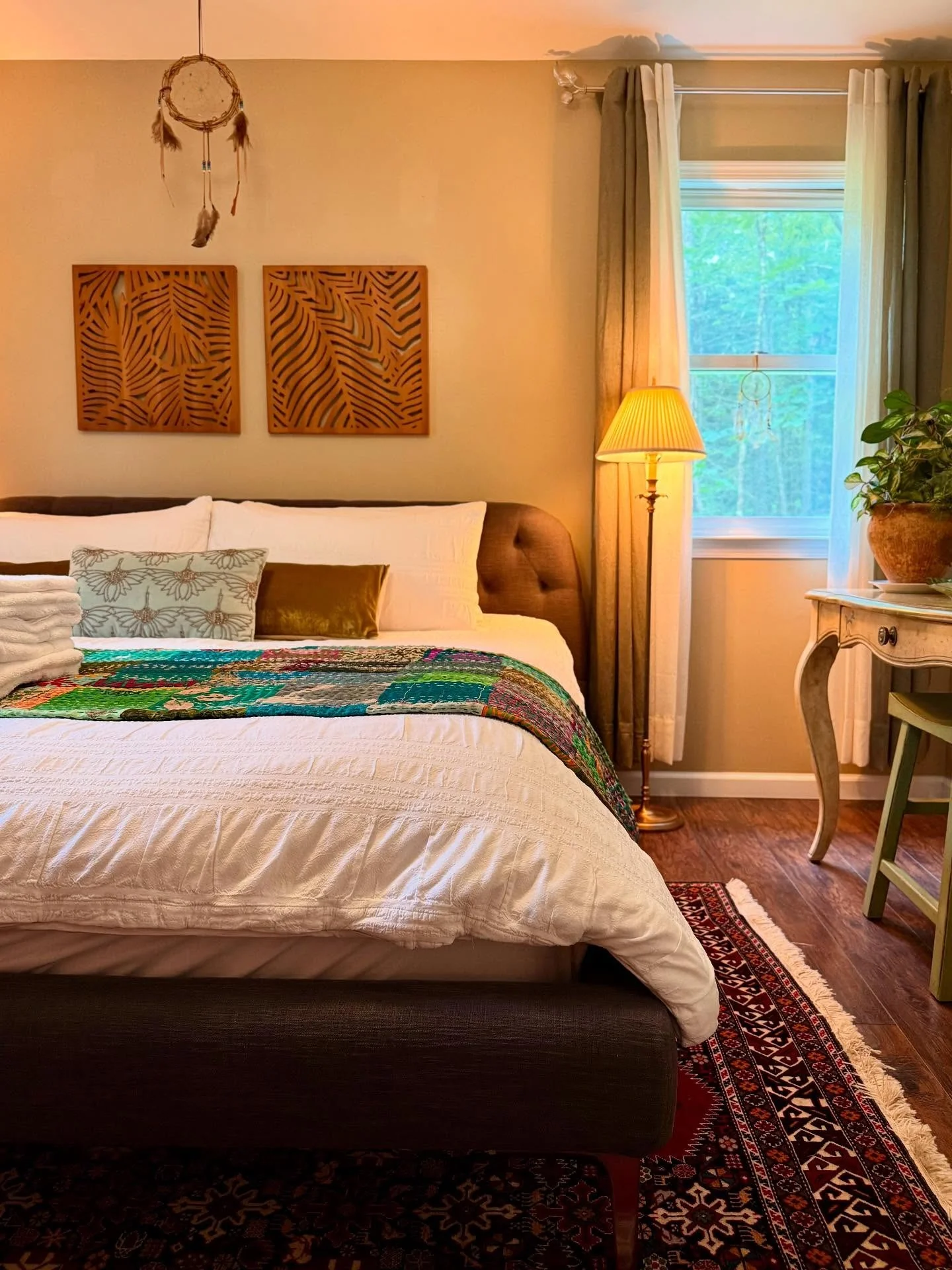 13. Eclectic Warmth with Earthy Textures (Cabin Bedroom Ideas)