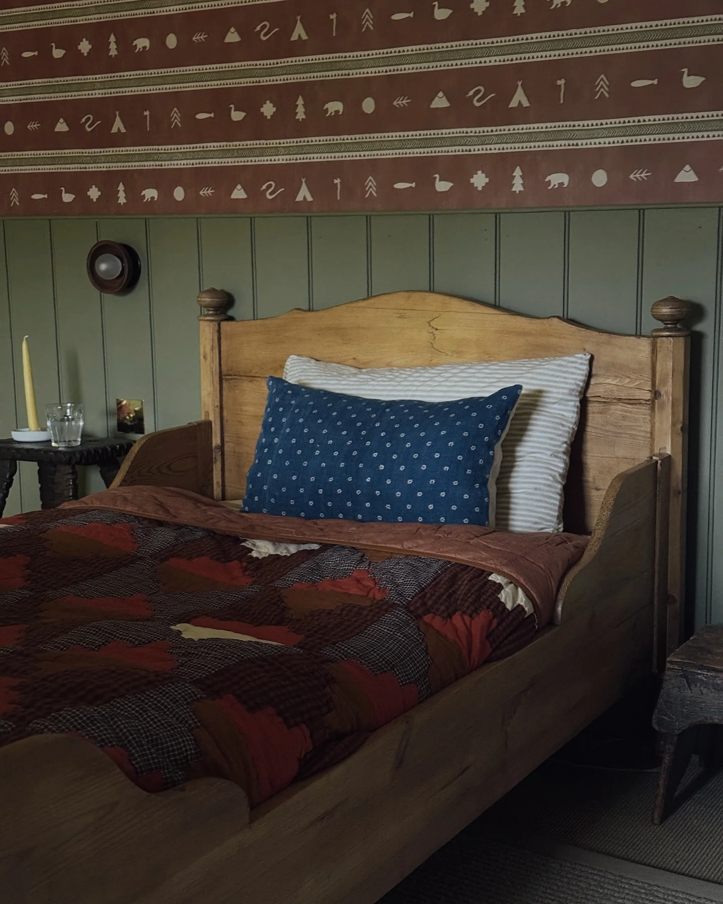 15. Rustic Americana with Folk Charm (Cabin Bedroom Ideas)