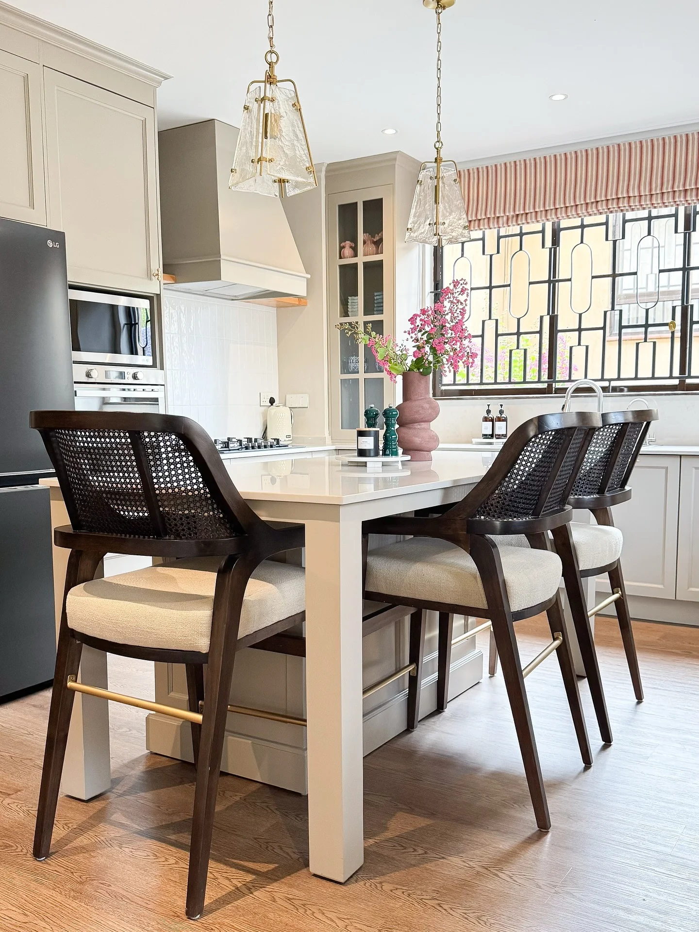 5. Soft Classic Kitchen with Modern Grace (Small Kitchen Table Ideas)