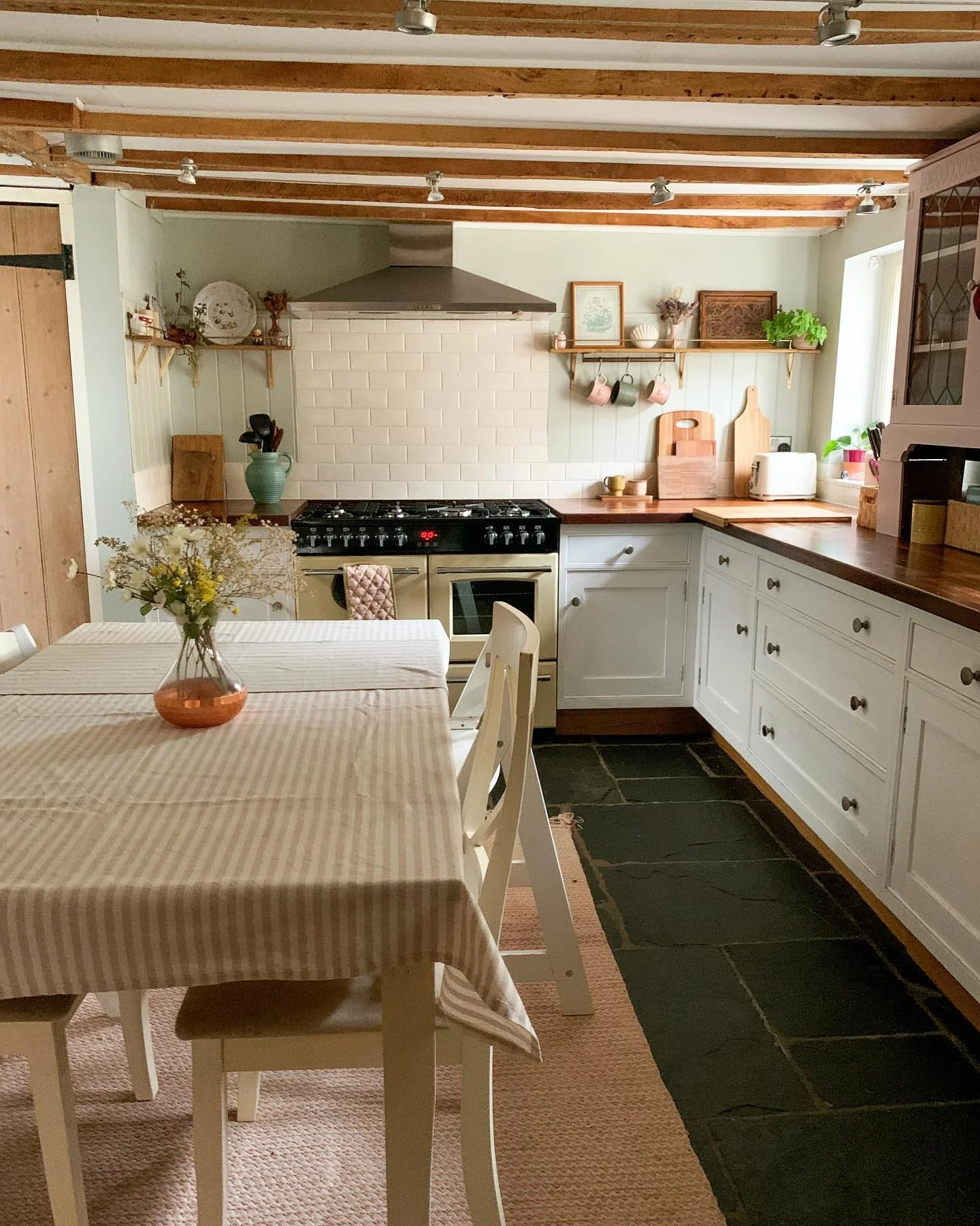 12. Country Simplicity in Cream and Oak (Small Kitchen Table Ideas)