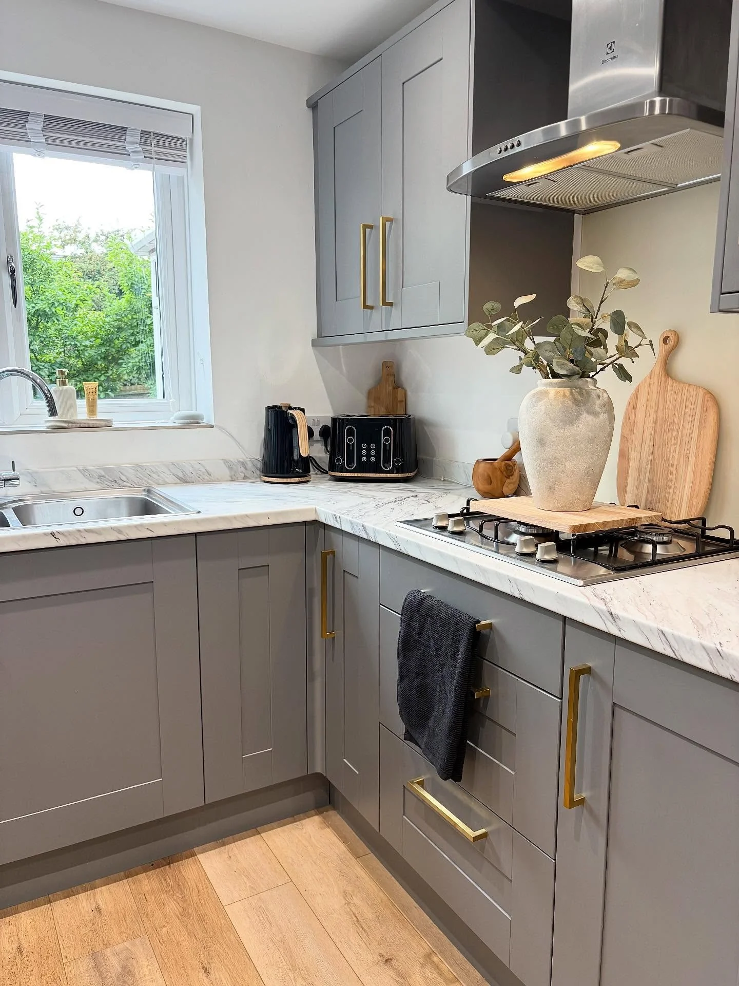 13. Cool Grey with Gold Accents (Grey Kitchen Ideas)