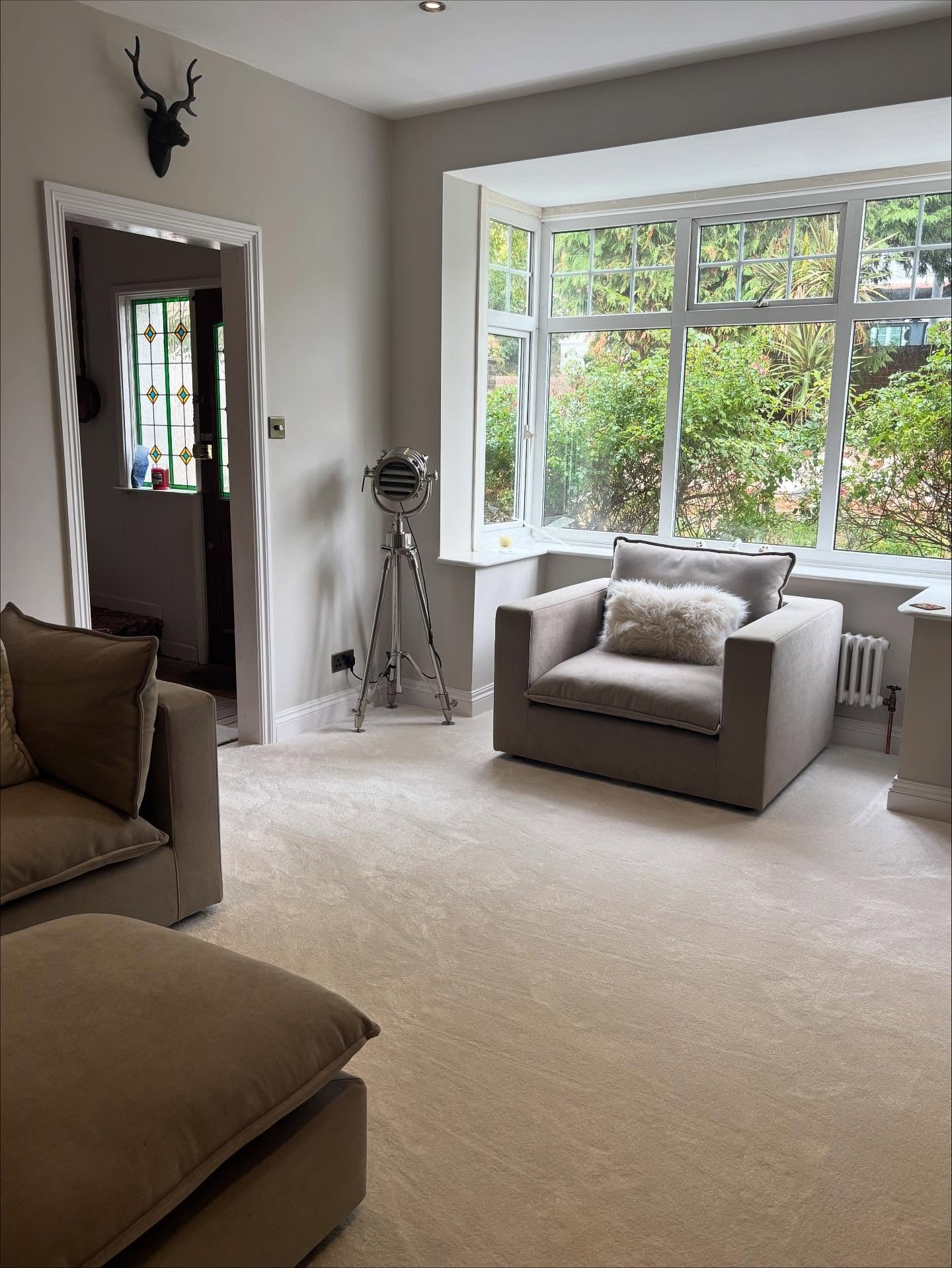 4. Minimalist Bay Window Lounge (Open Living Room Ideas)