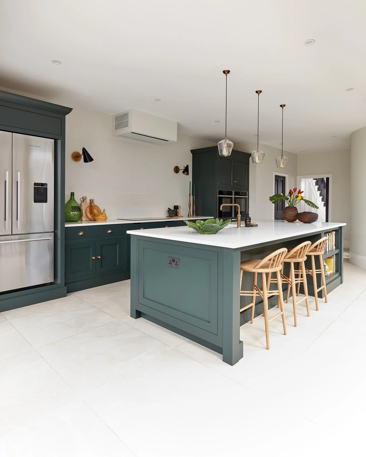 8. Emerald Sophistication with Natural Accents (Earth Tones Kitchen Ideas)