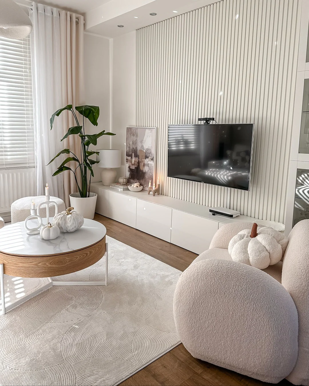 5. Warm Modern Comfort (Neutral Living Room Ideas)