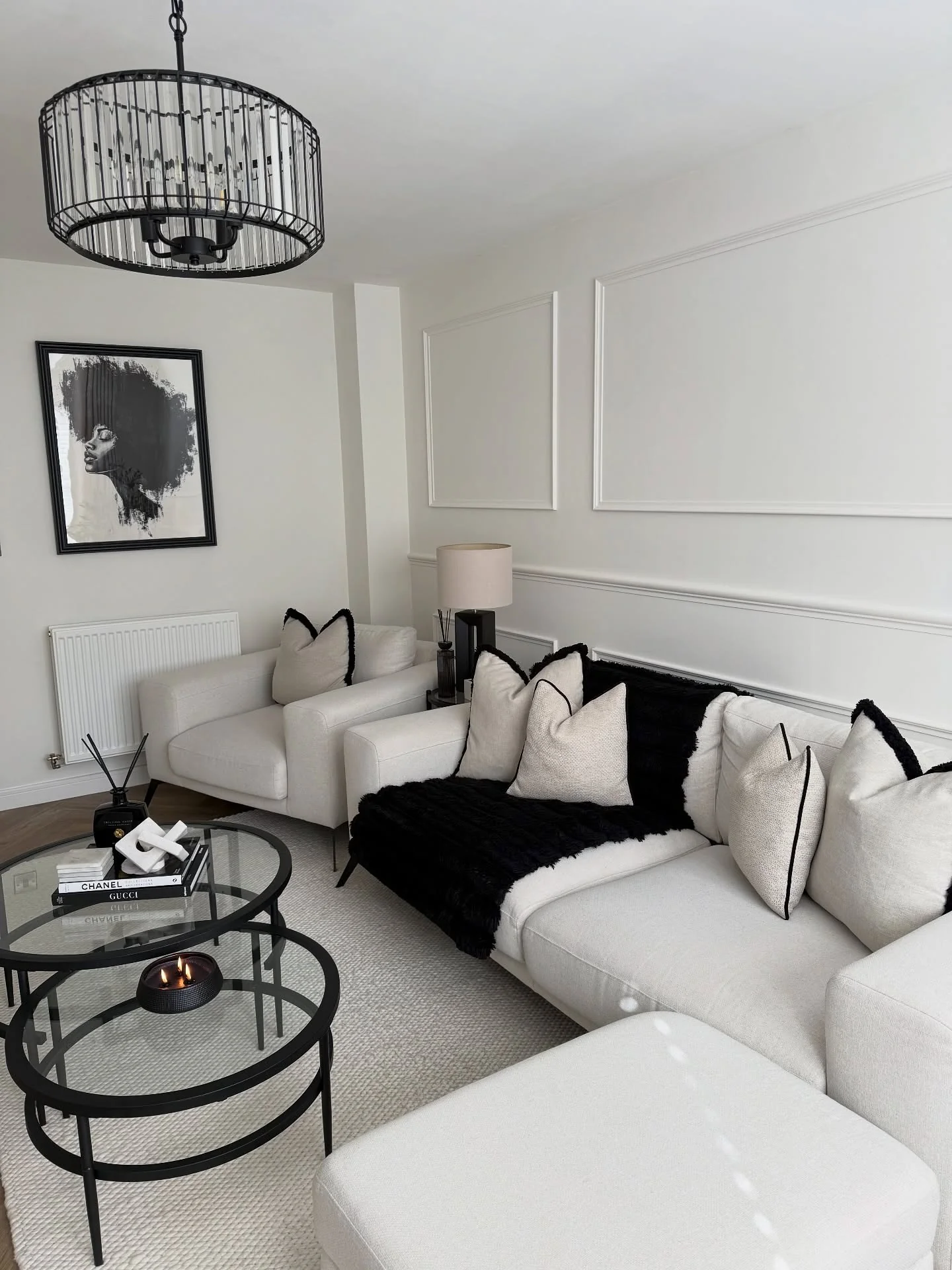 4. Monochrome Elegance (Neutral Living Room Ideas)