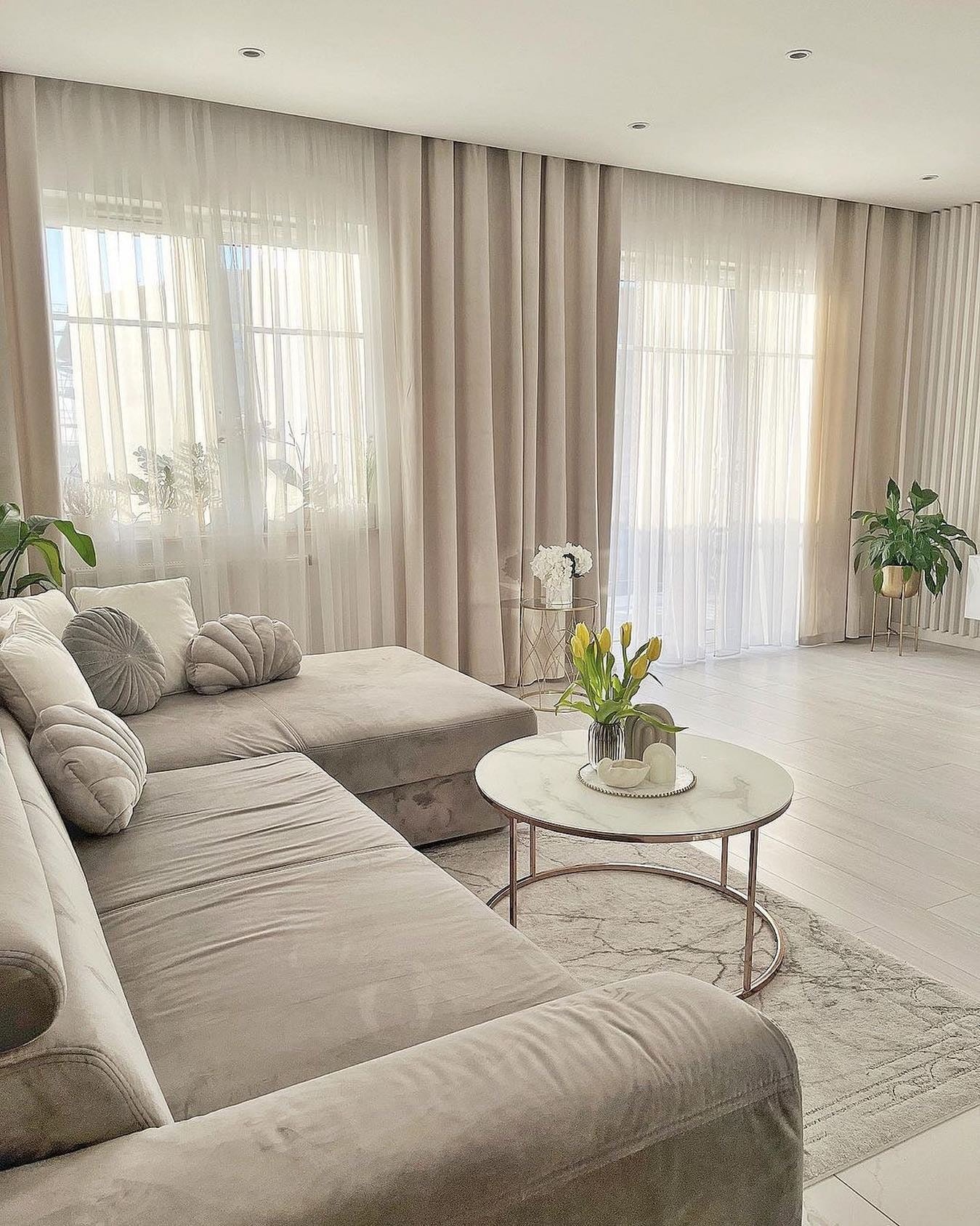 13. Soft Taupe Elegance (Neutral Living Room Ideas)