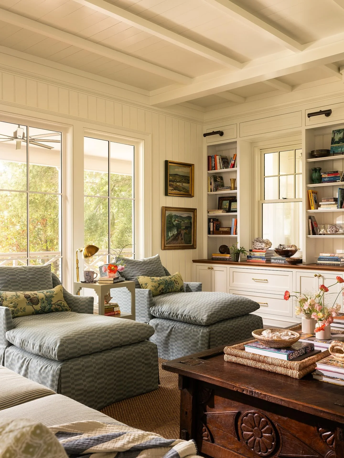 9. Collected Comfort with Cottage Layers (Traditional Living Room Ideas)