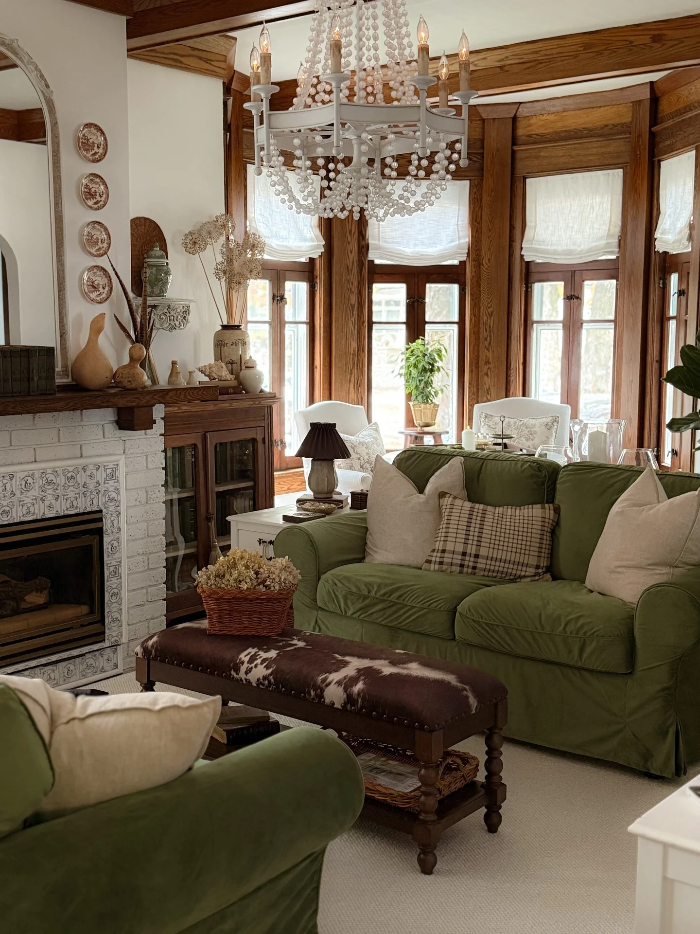 14. Cottage Green and Country Whites (Traditional Living Room Ideas)