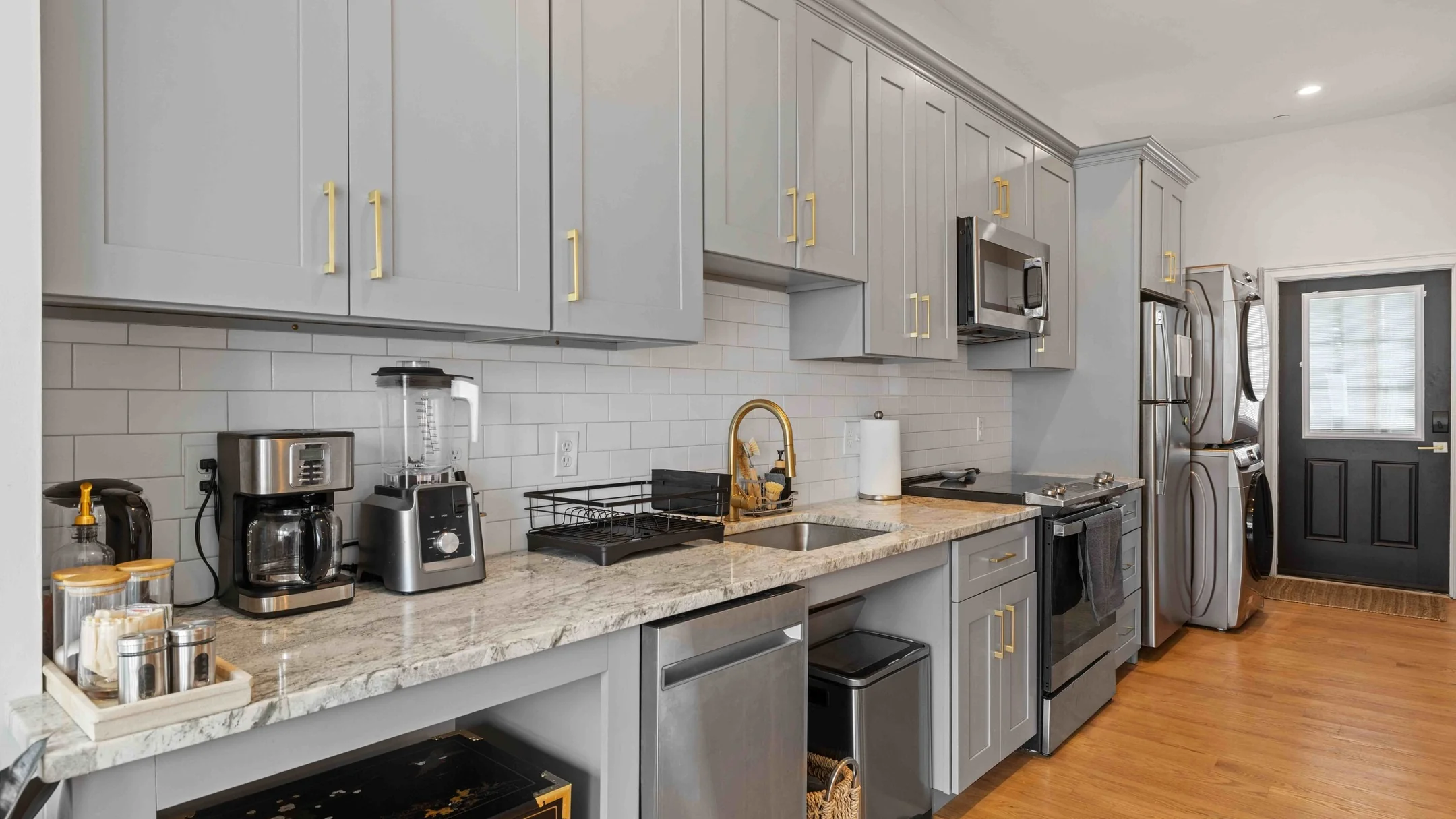 10. Gold-Touched Contemporary Gray Design (Gray Kitchen Backsplash Ideas)
