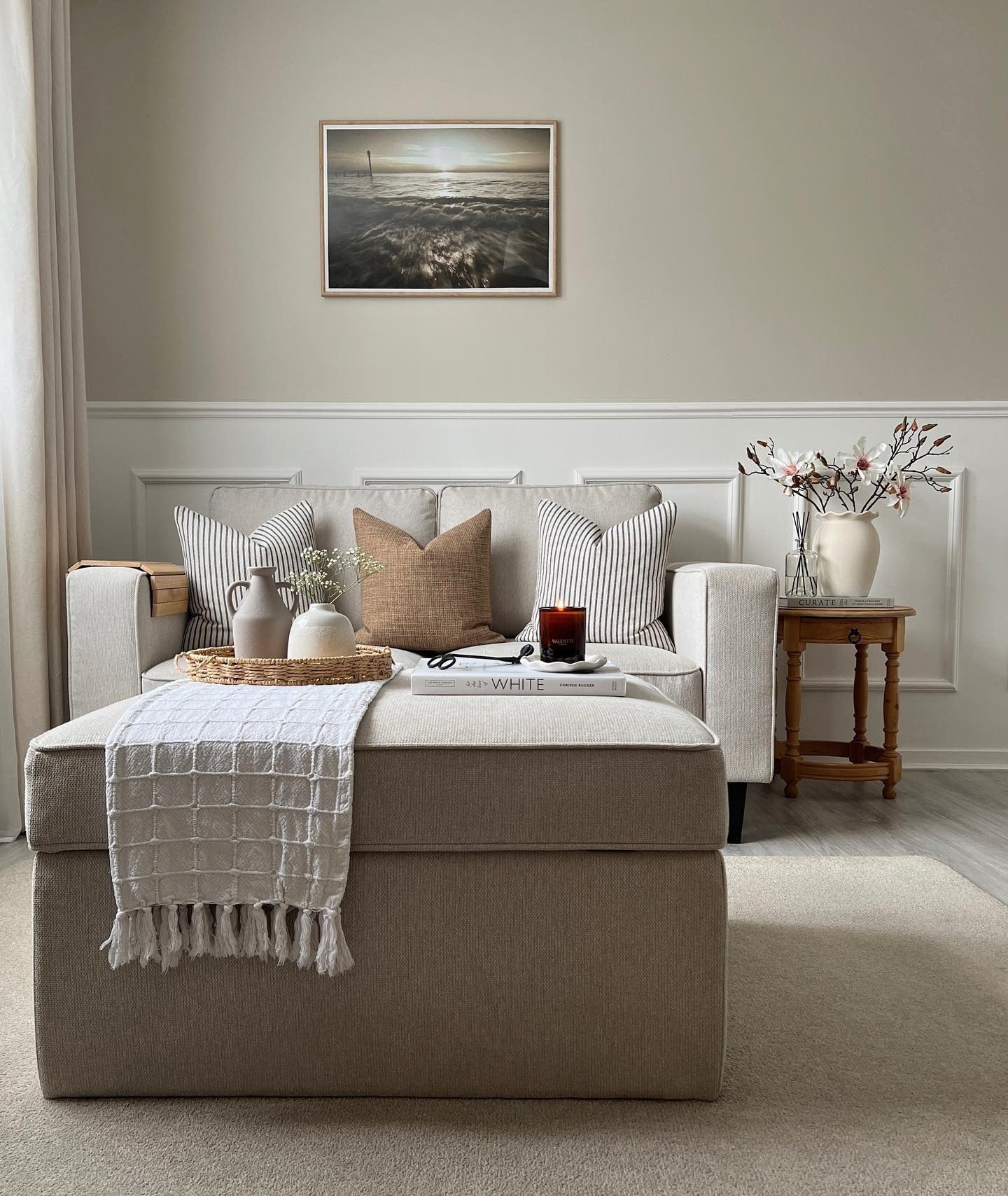 3. Warm Minimalism with Natural Accents (Small Living Room Ideas)