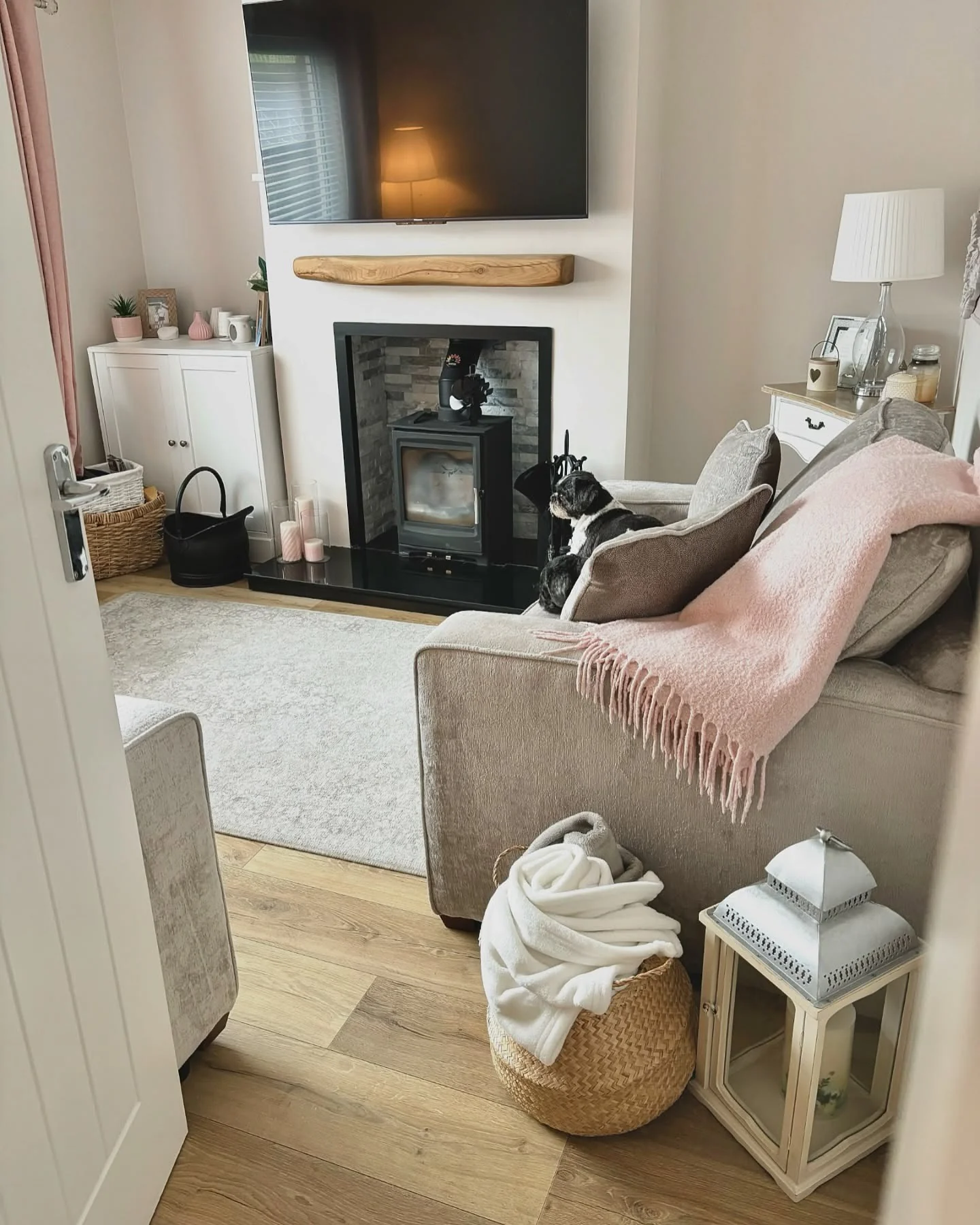 12. Soft Blush and Cozy Comfort (Small Living Room Ideas)