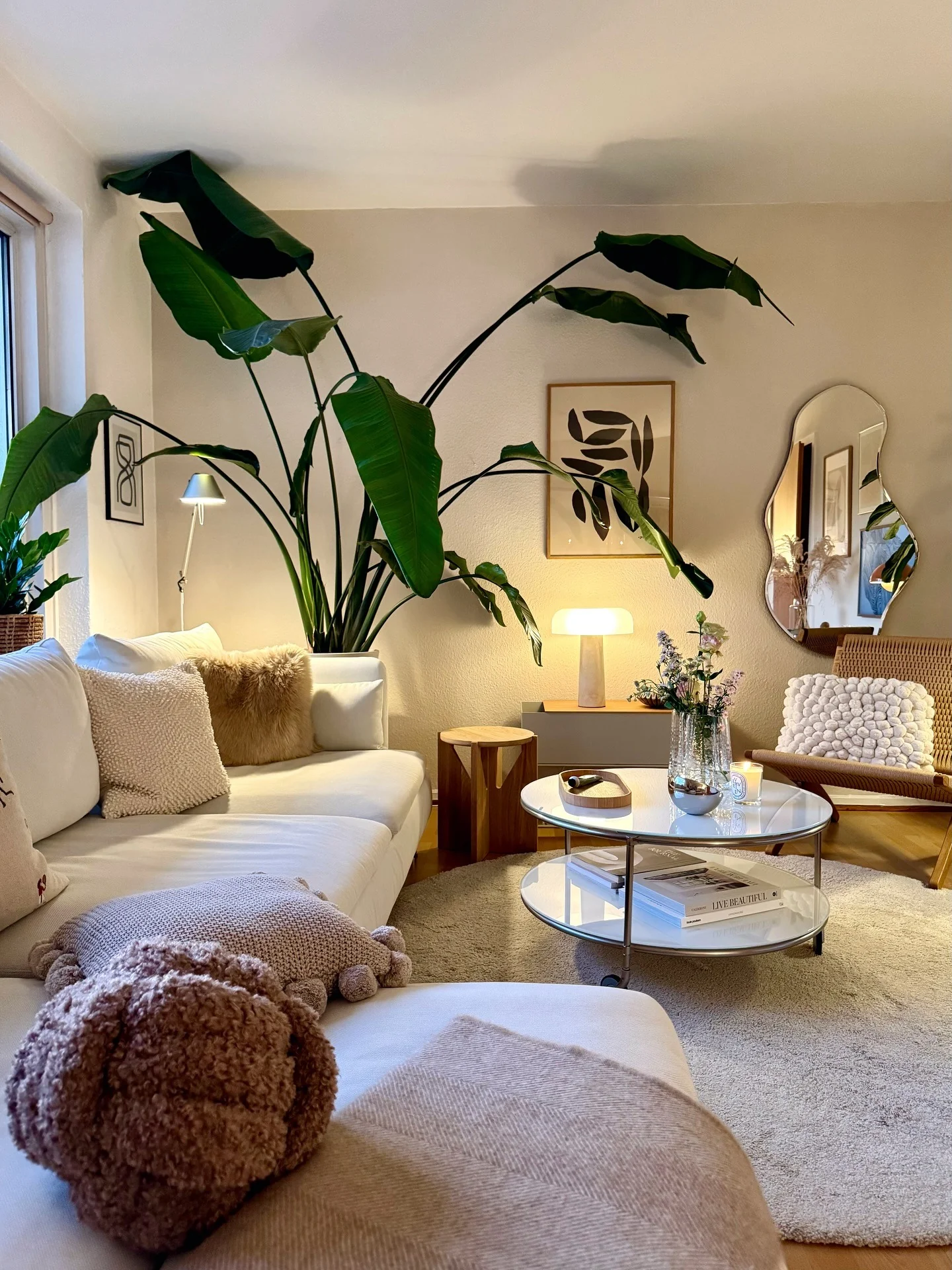 2. Natural Modern Comfort (Aesthetic Living Room Ideas)