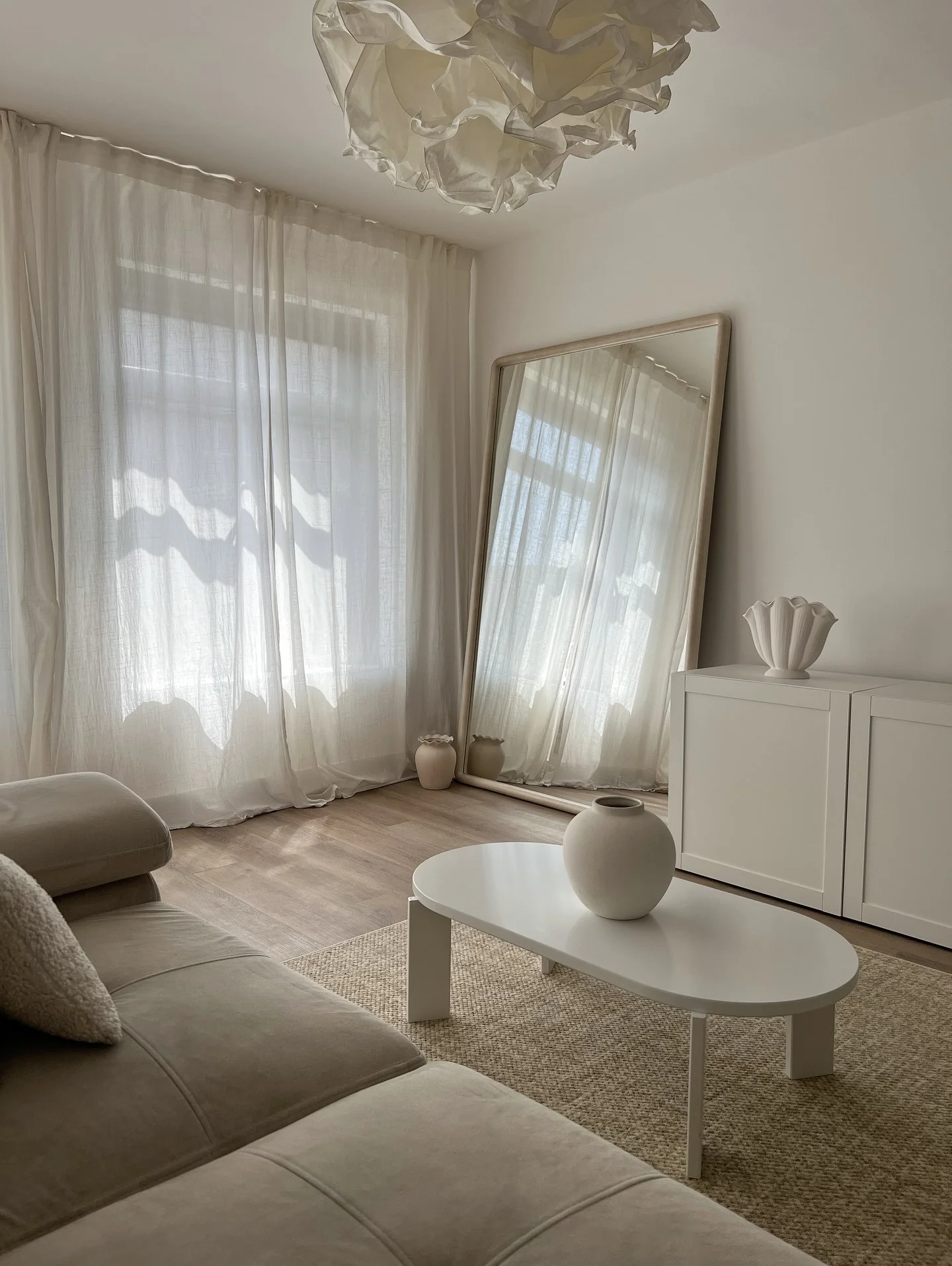 8. Light and Airy Minimalism (Aesthetic Living Room Ideas)