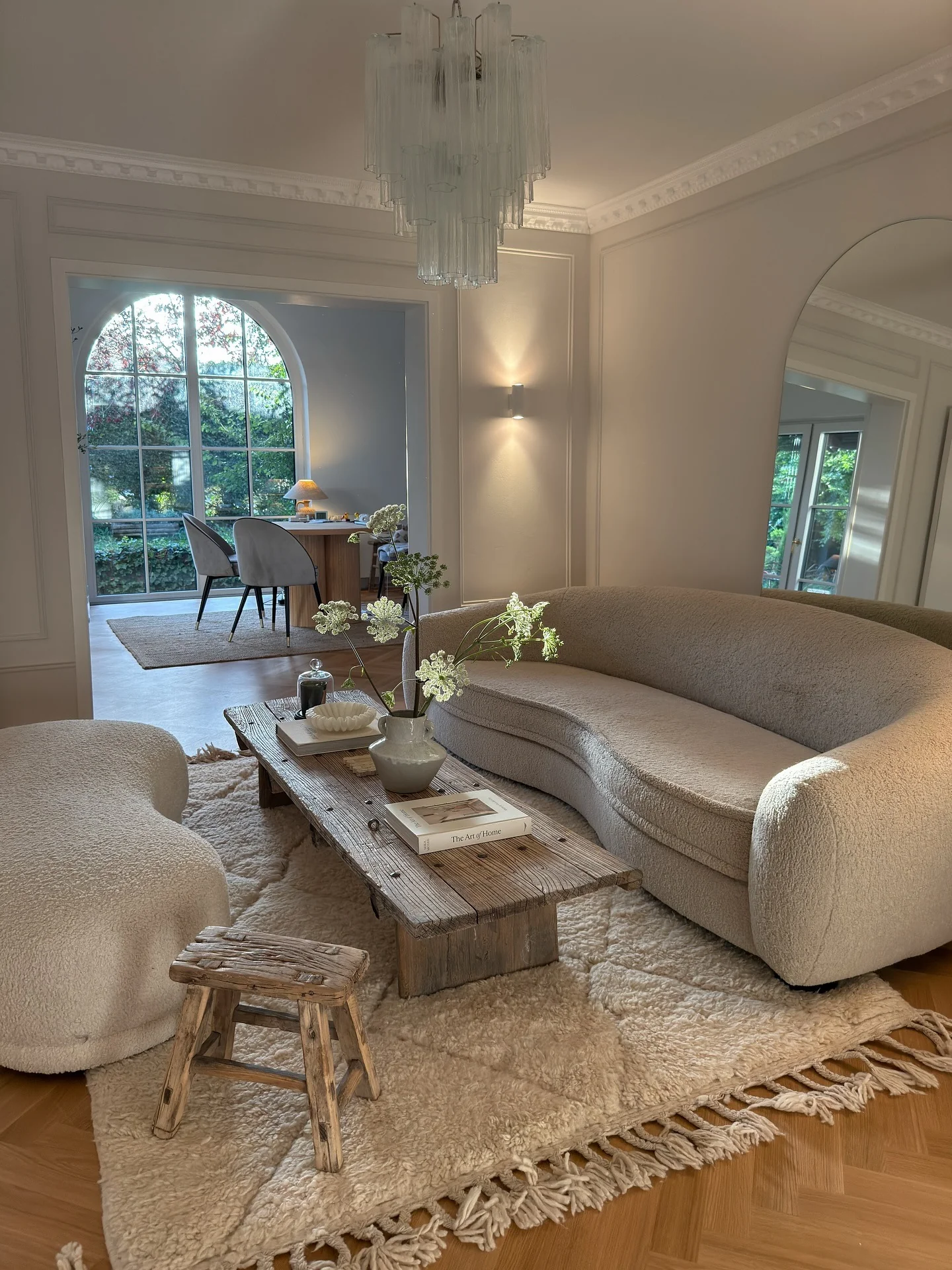 12. Curved Elegance with Rustic Texture (Aesthetic Living Room Ideas)