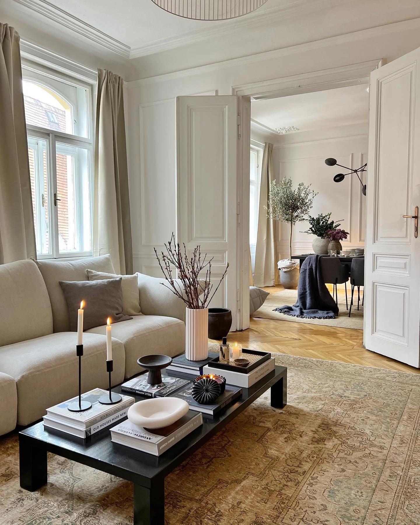 10. Refined Transitional Chic (Aesthetic Living Room Ideas)