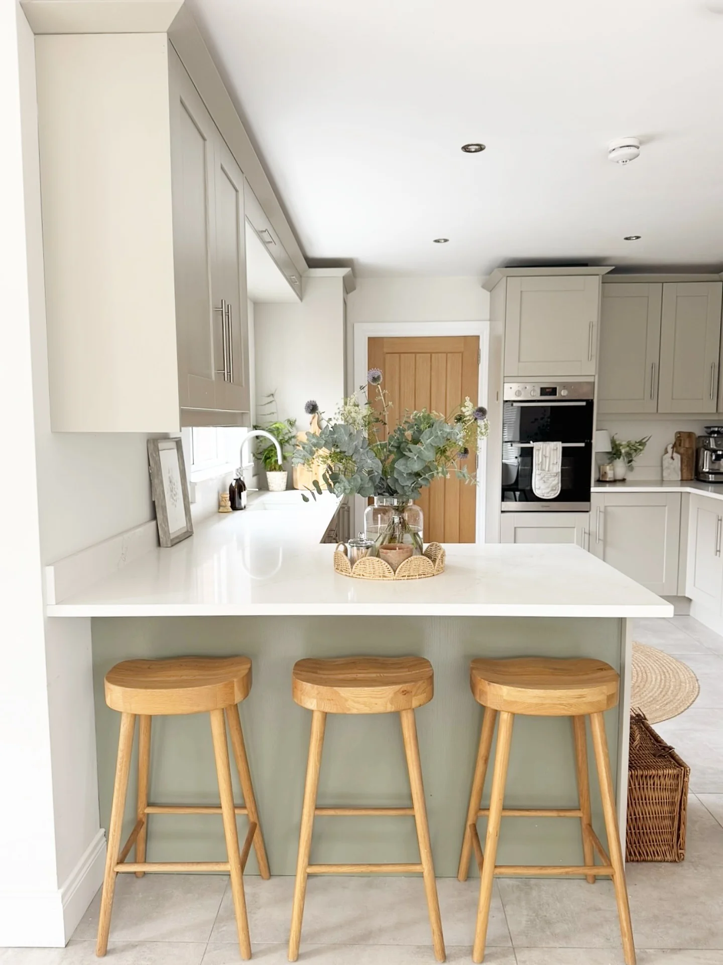 9. Soft Green Simplicity (Neutral Kitchen Ideas)