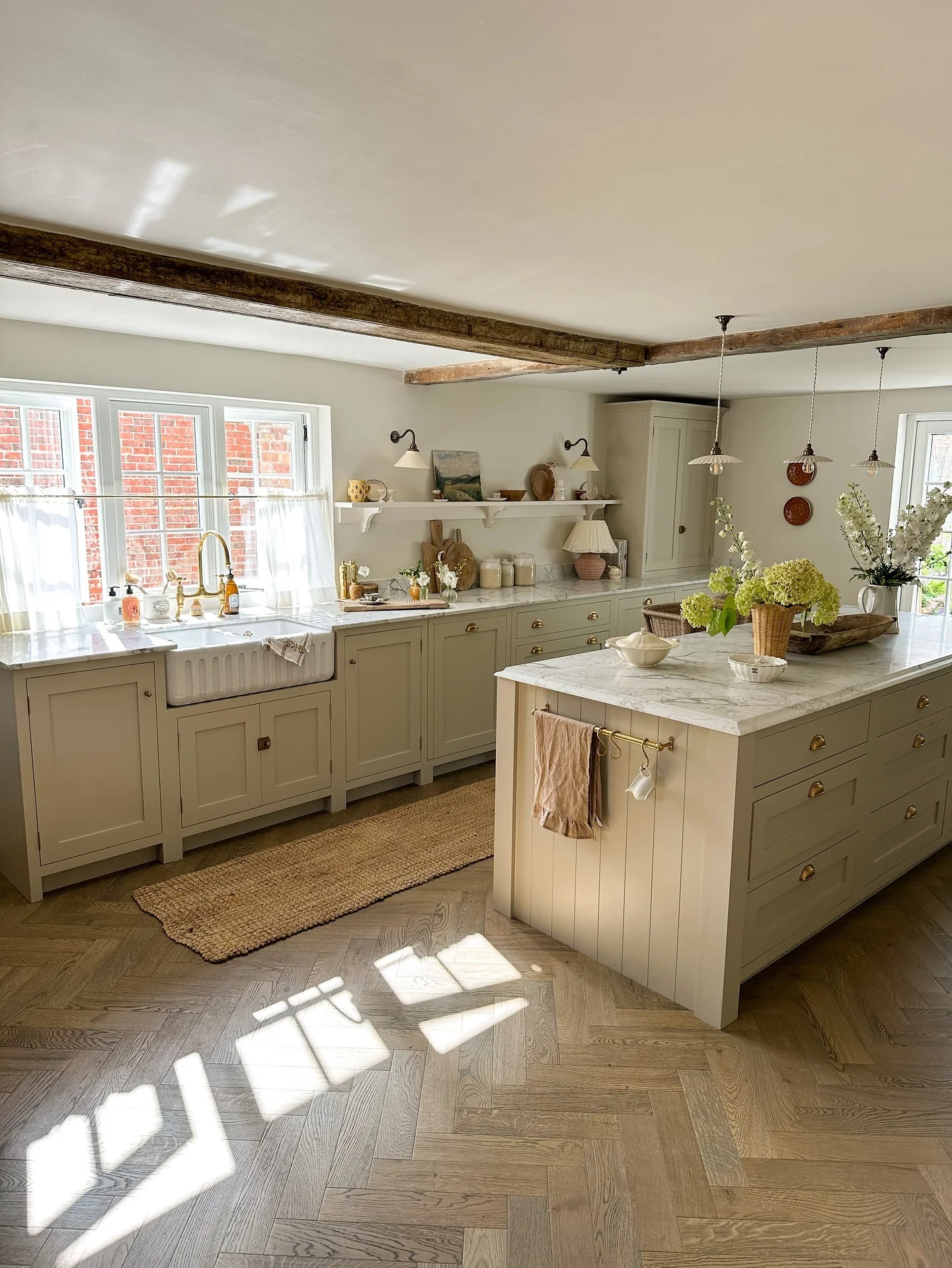 10. Country Classic Warmth (Neutral Kitchen Ideas)