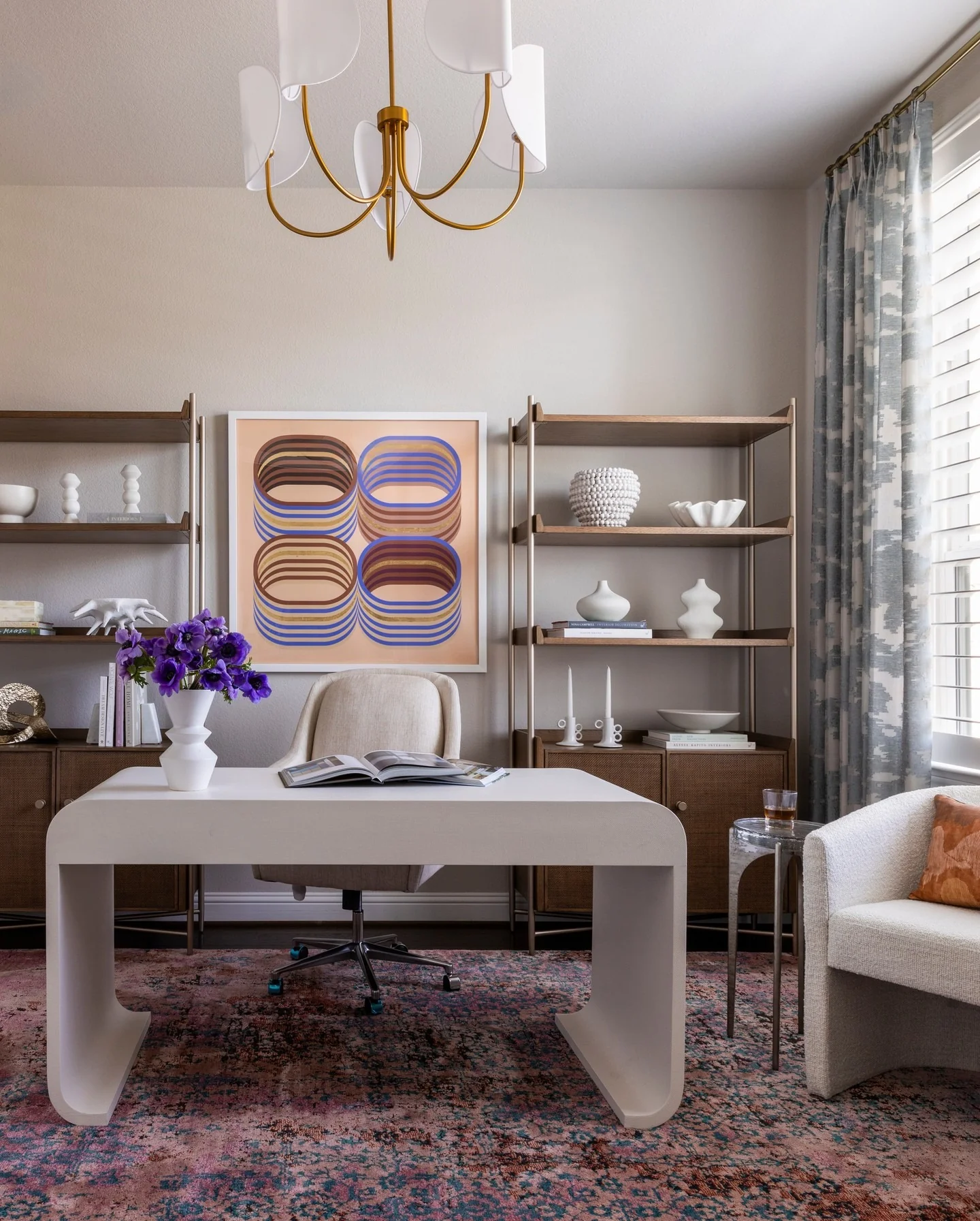 15. Warm Contemporary Office with Retro Artwork (Bright Office Ideas)