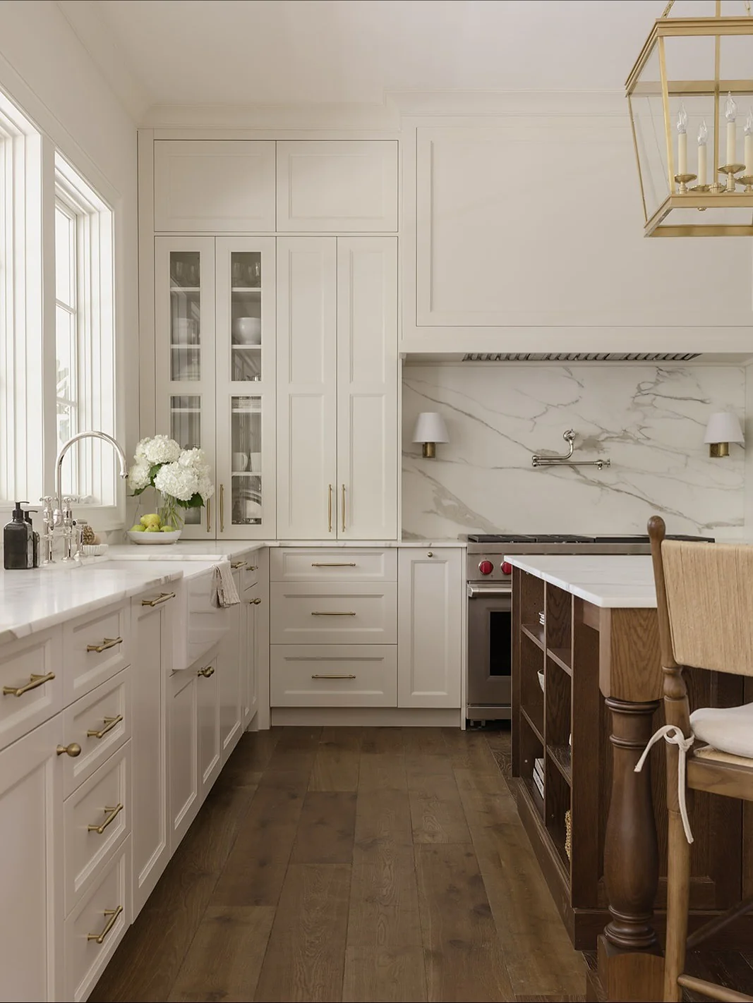 14. Ivory and Walnut Harmony (Kitchen Color Ideas)