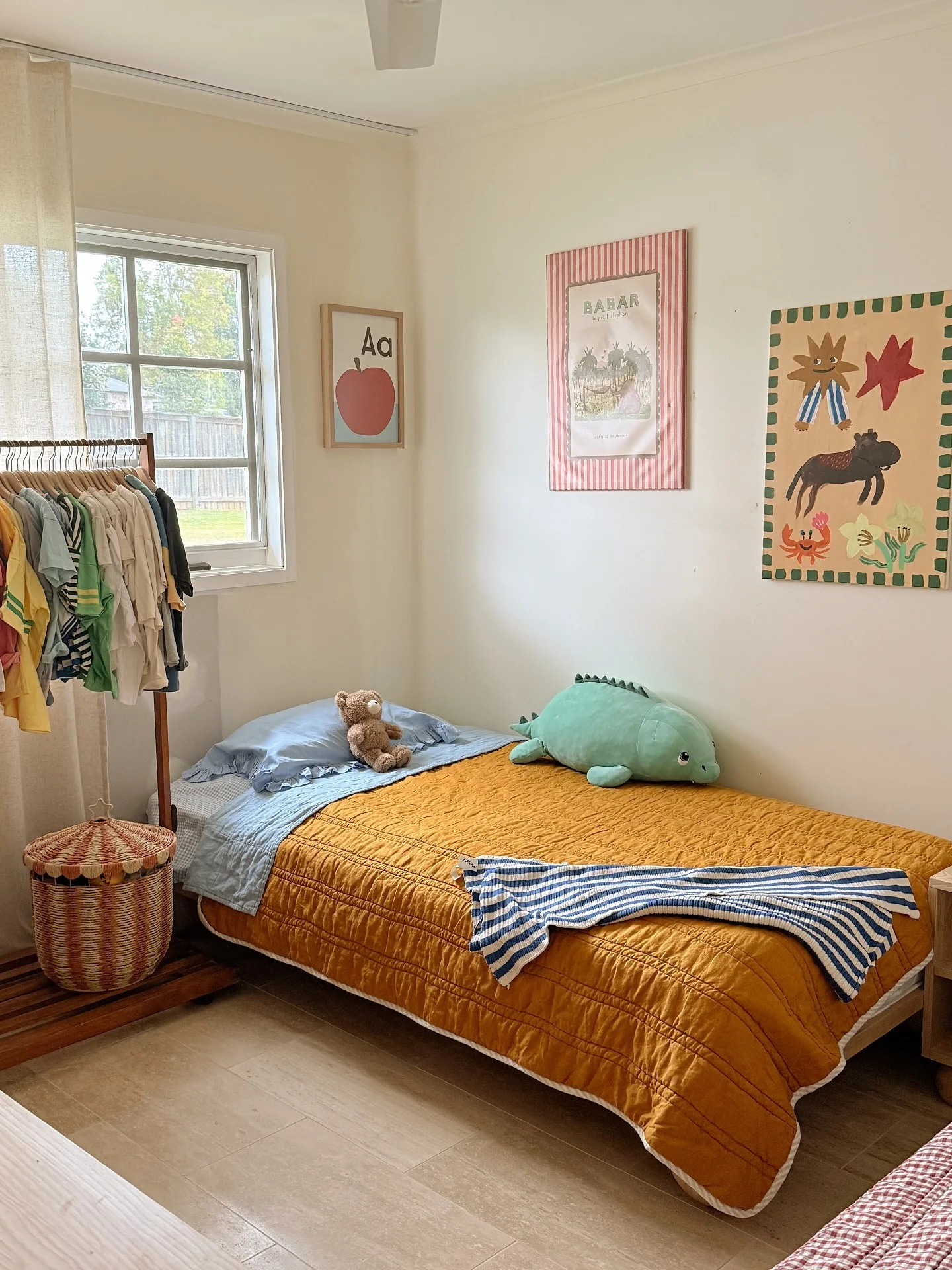 3. Golden Simplicity (Little Bedroom Ideas)