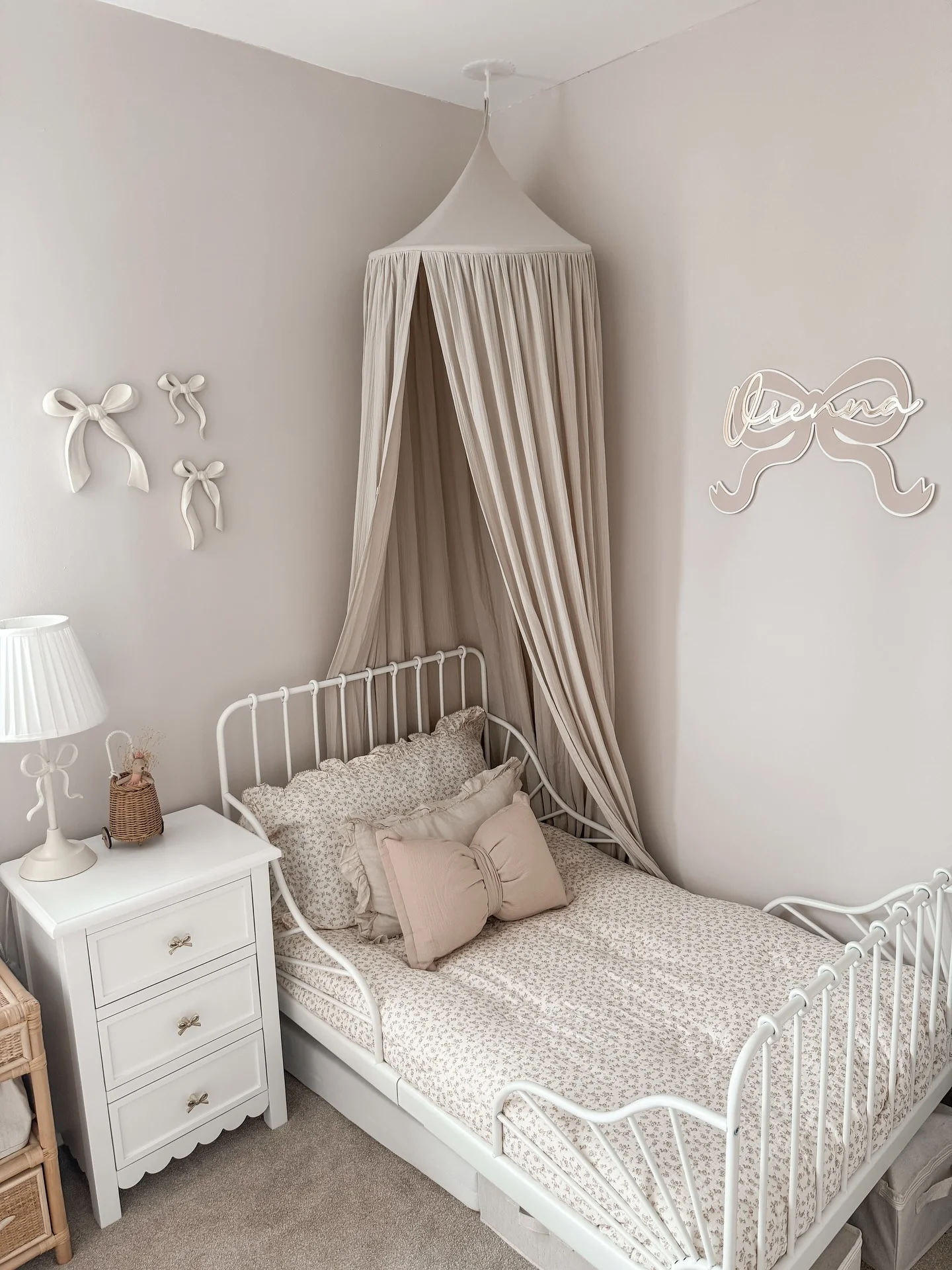 7. Neutral Bow Dream (Little Bedroom Ideas)