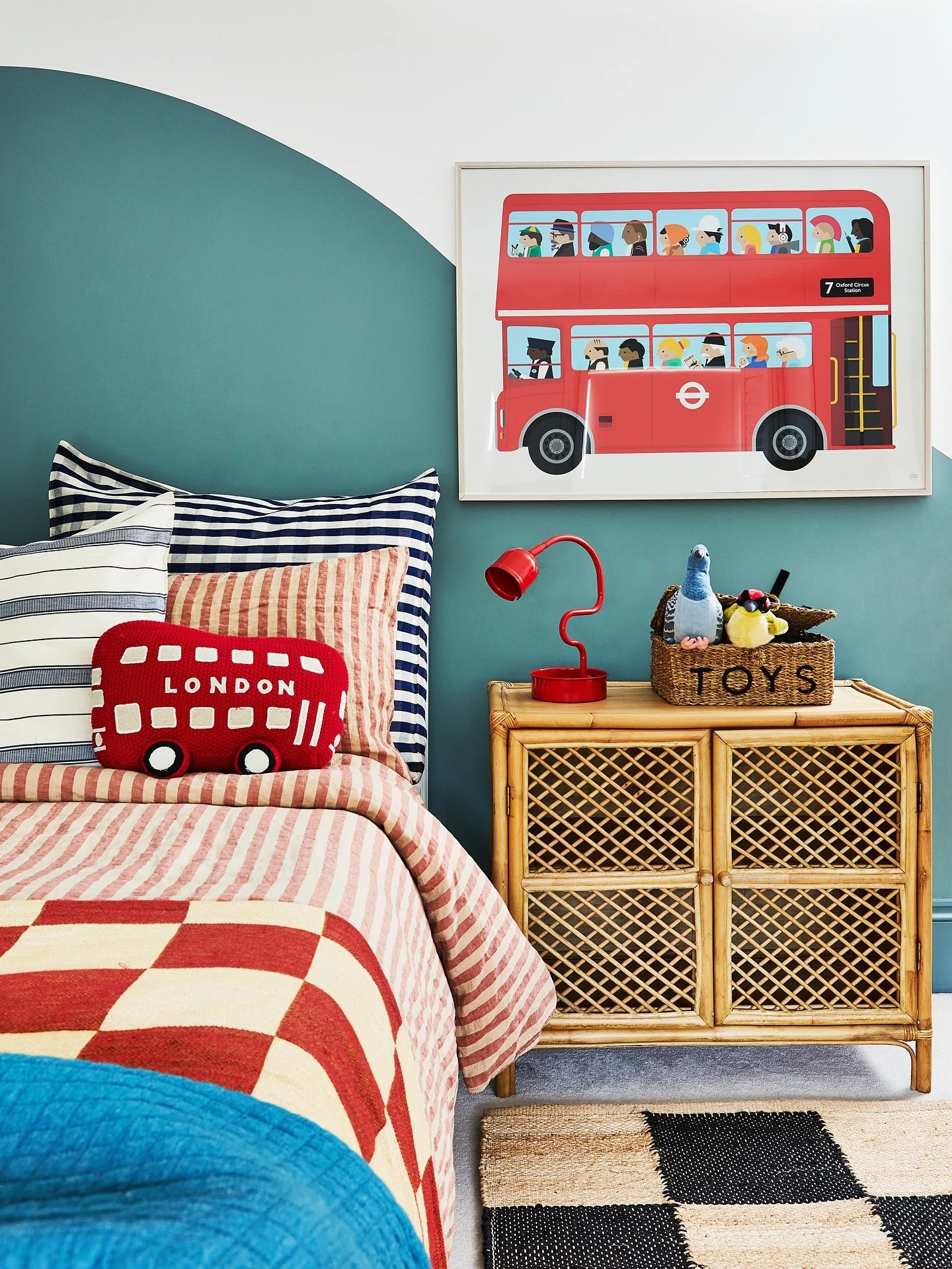 10. Graphic London Spirit (Little Bedroom Ideas)