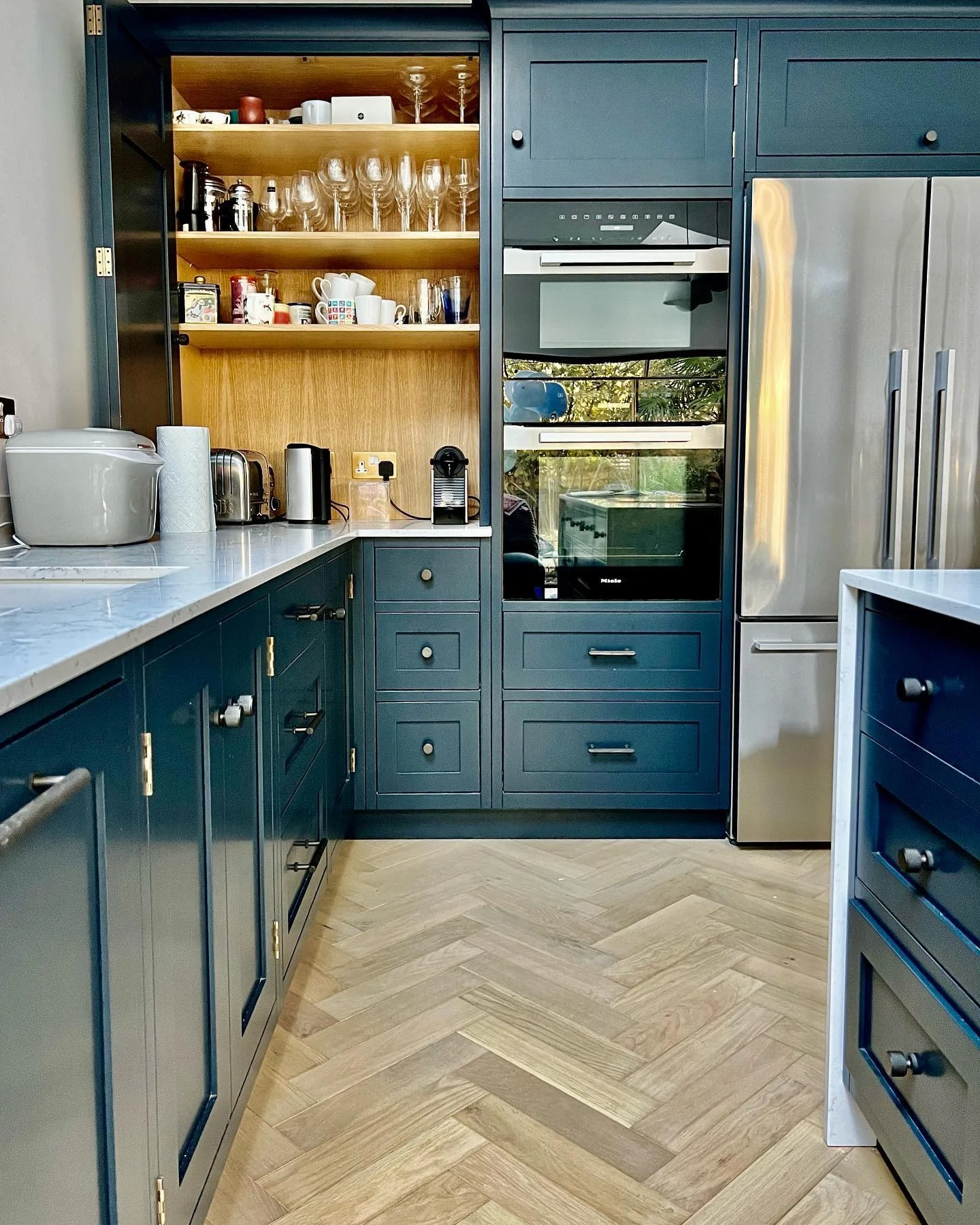 8. Open-Shelving Blue Kitchen with Warm Oak (Dark Blue Kitchen Ideas)