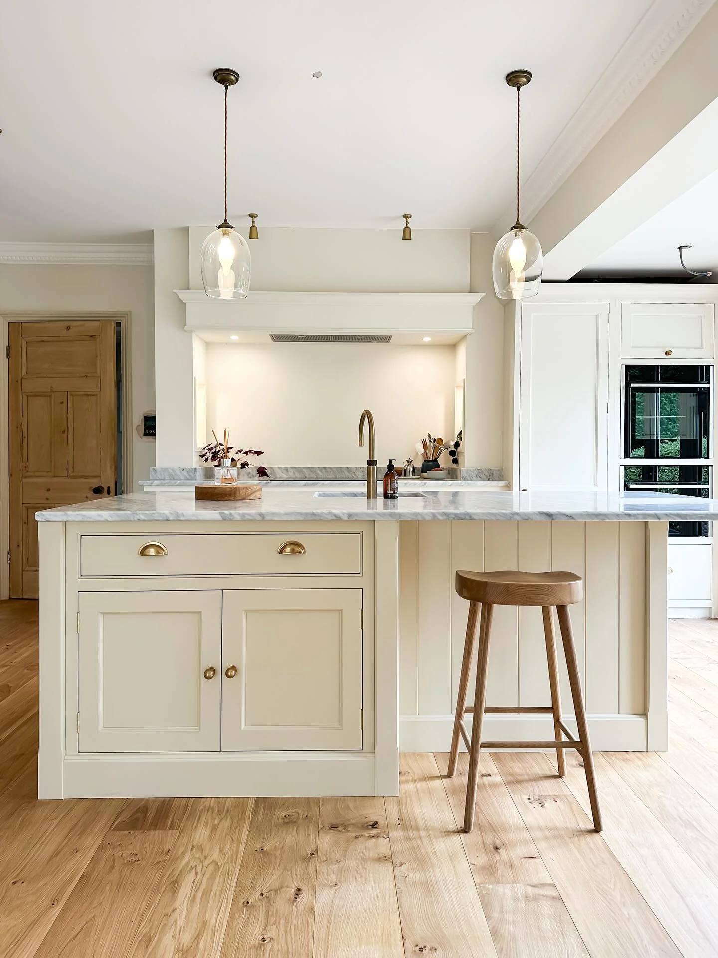 10. Cream Tones & Brass Detailing (Contemporary Kitchen Ideas)