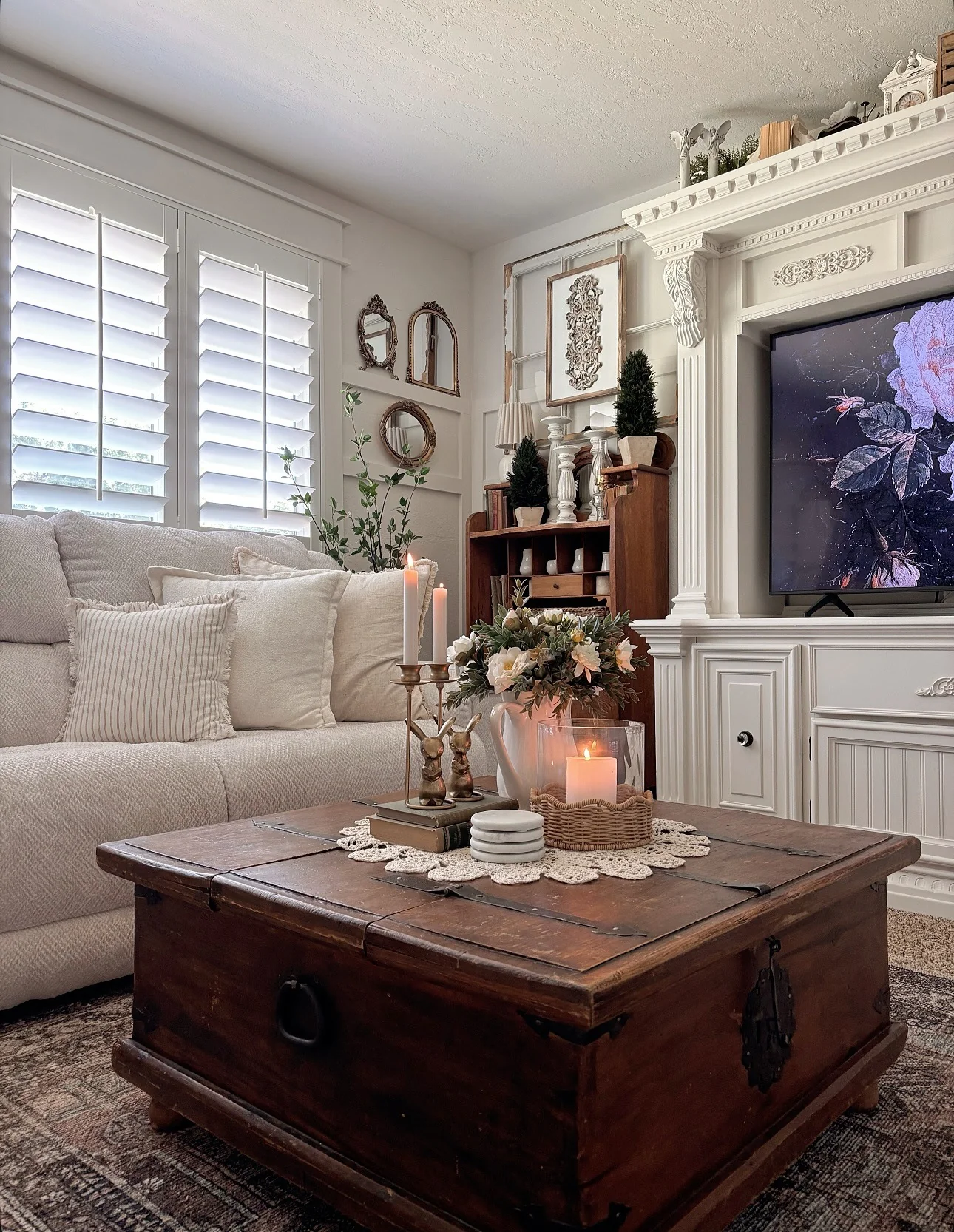 7. Vintage Charm with Collected Details (Fall Living Room Decor Ideas)