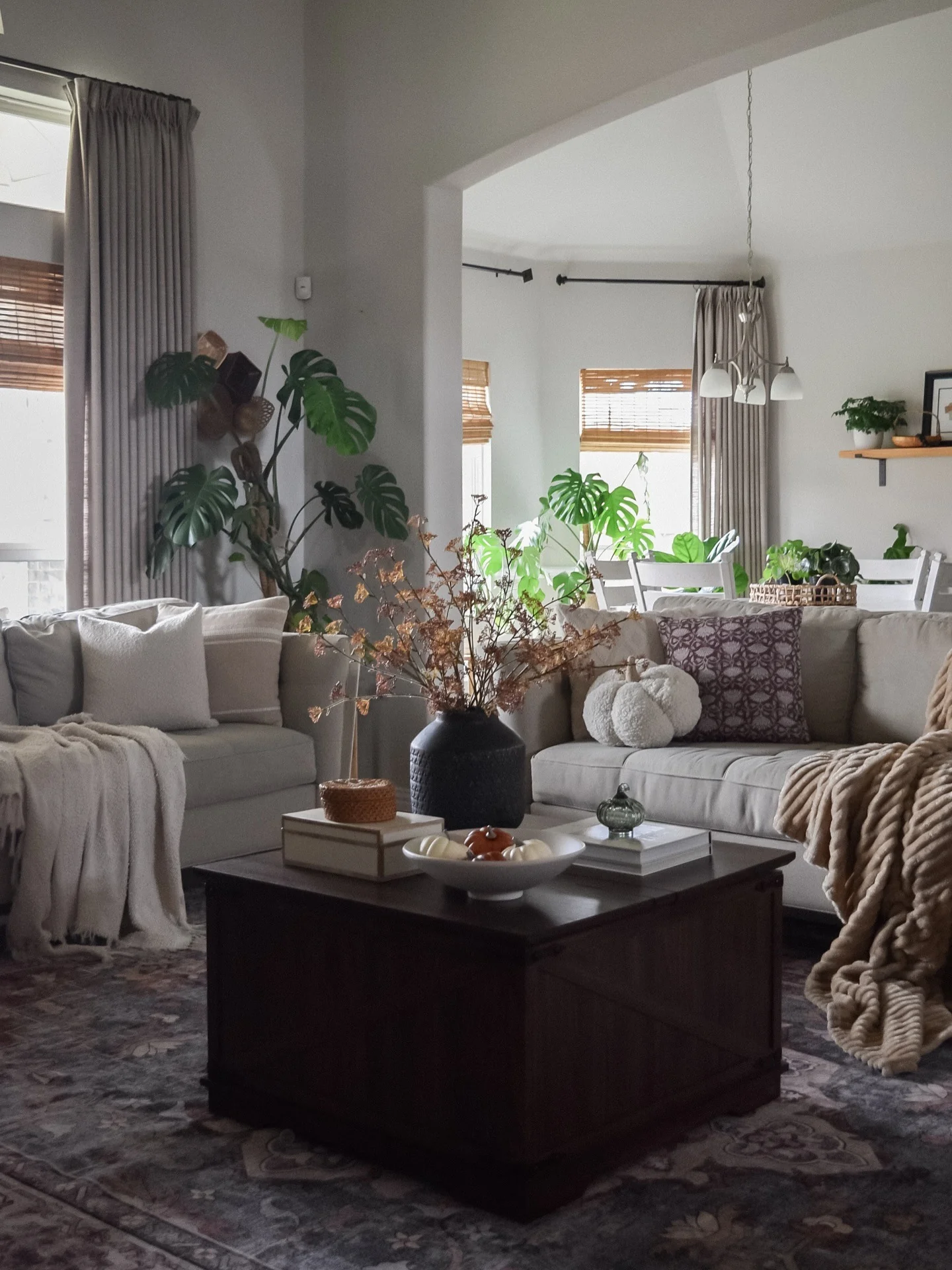 10. Organic Layers with Autumn Greens (Fall Living Room Decor Ideas)