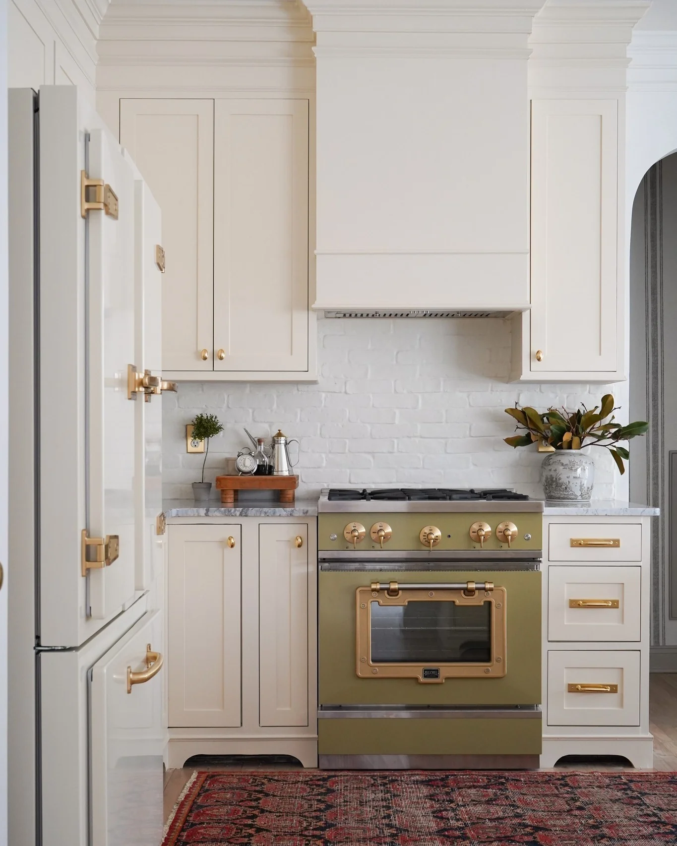3. Classic Brick with Modern Accents (Backsplash Ideas for White Kitchen)