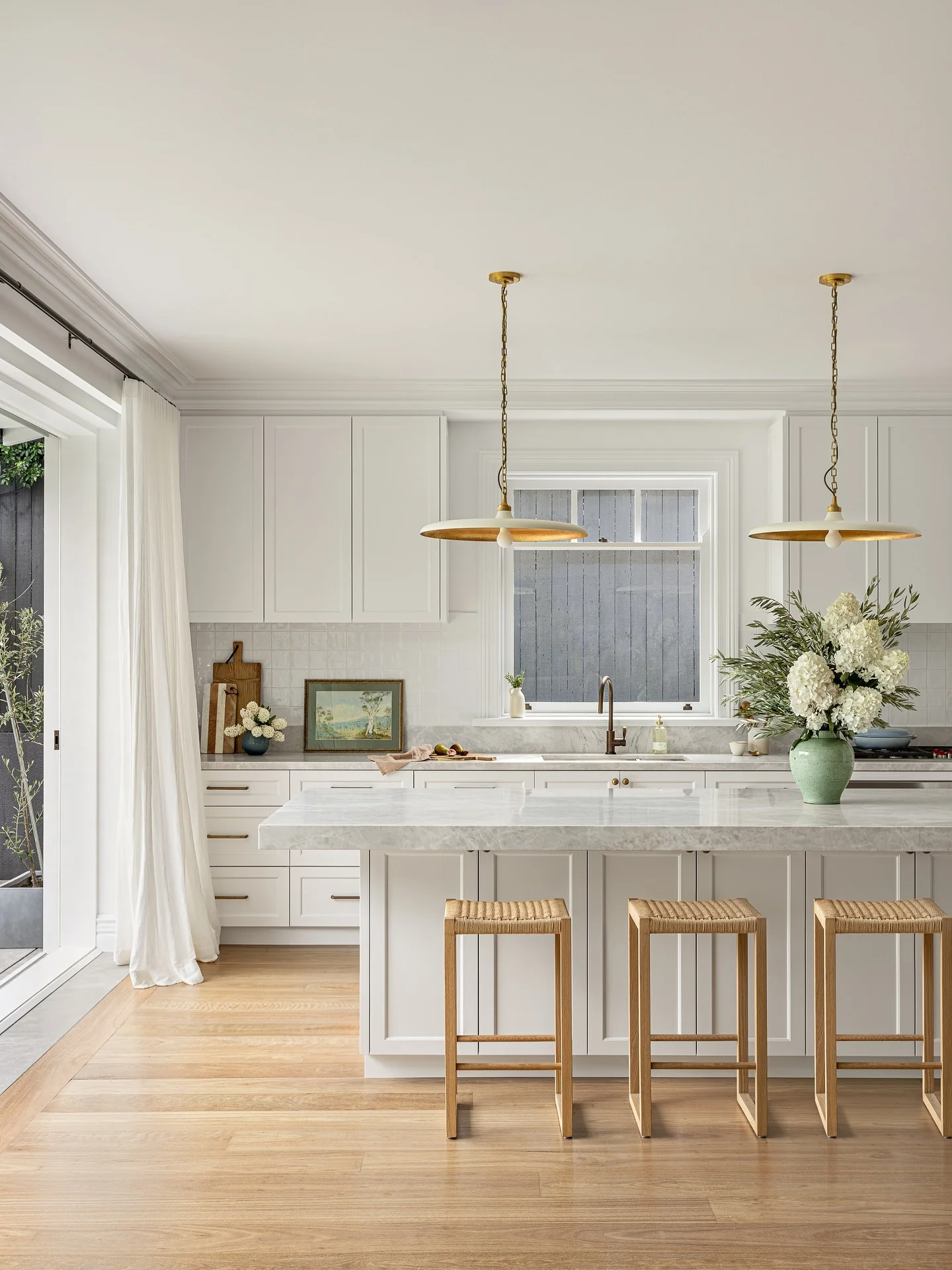 6. Soft White on White (Backsplash Ideas for White Kitchen)