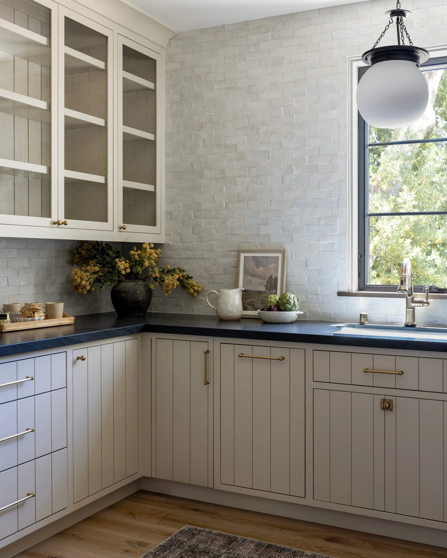 7. Coastal-Inspired Contrast (Backsplash Ideas for White Kitchen)
