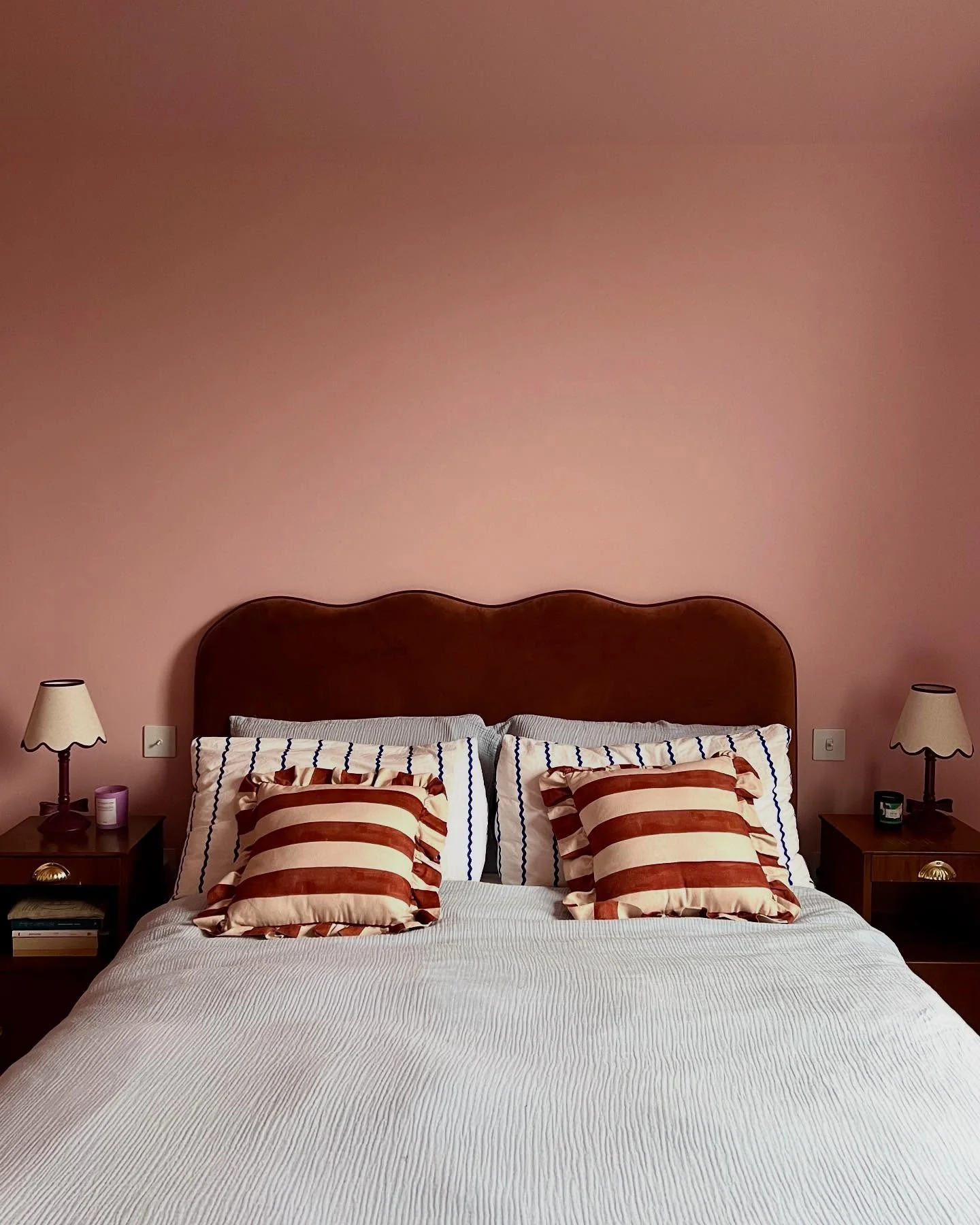 13. Playful Pink with Retro Contrast (Blank Wall Bedroom Ideas)