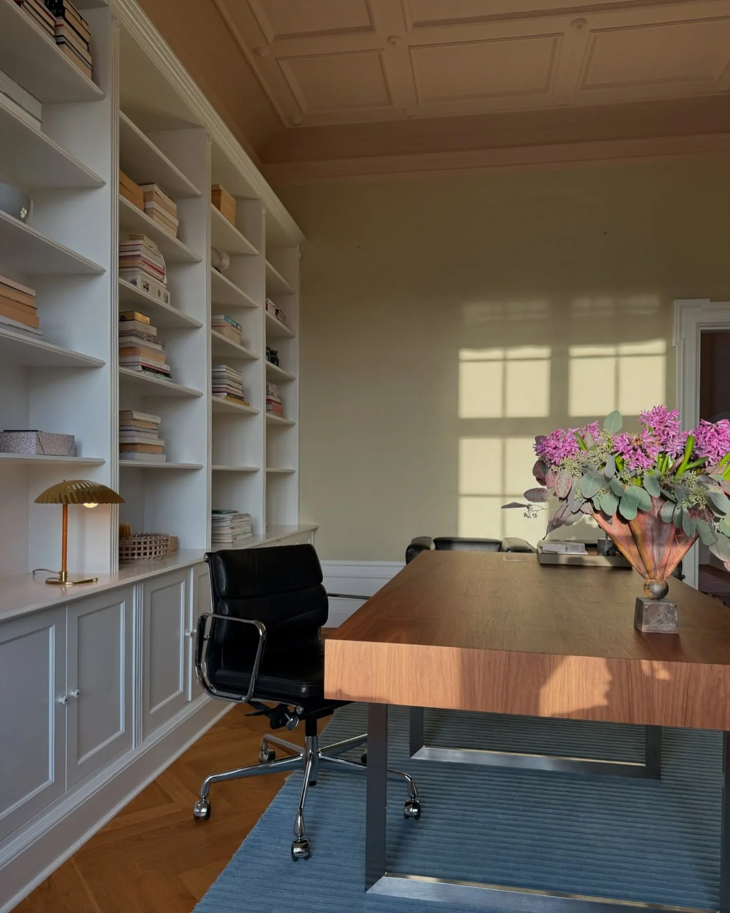 9. Classic Library Office with Modern Edge (Feminine Home Office Ideas)