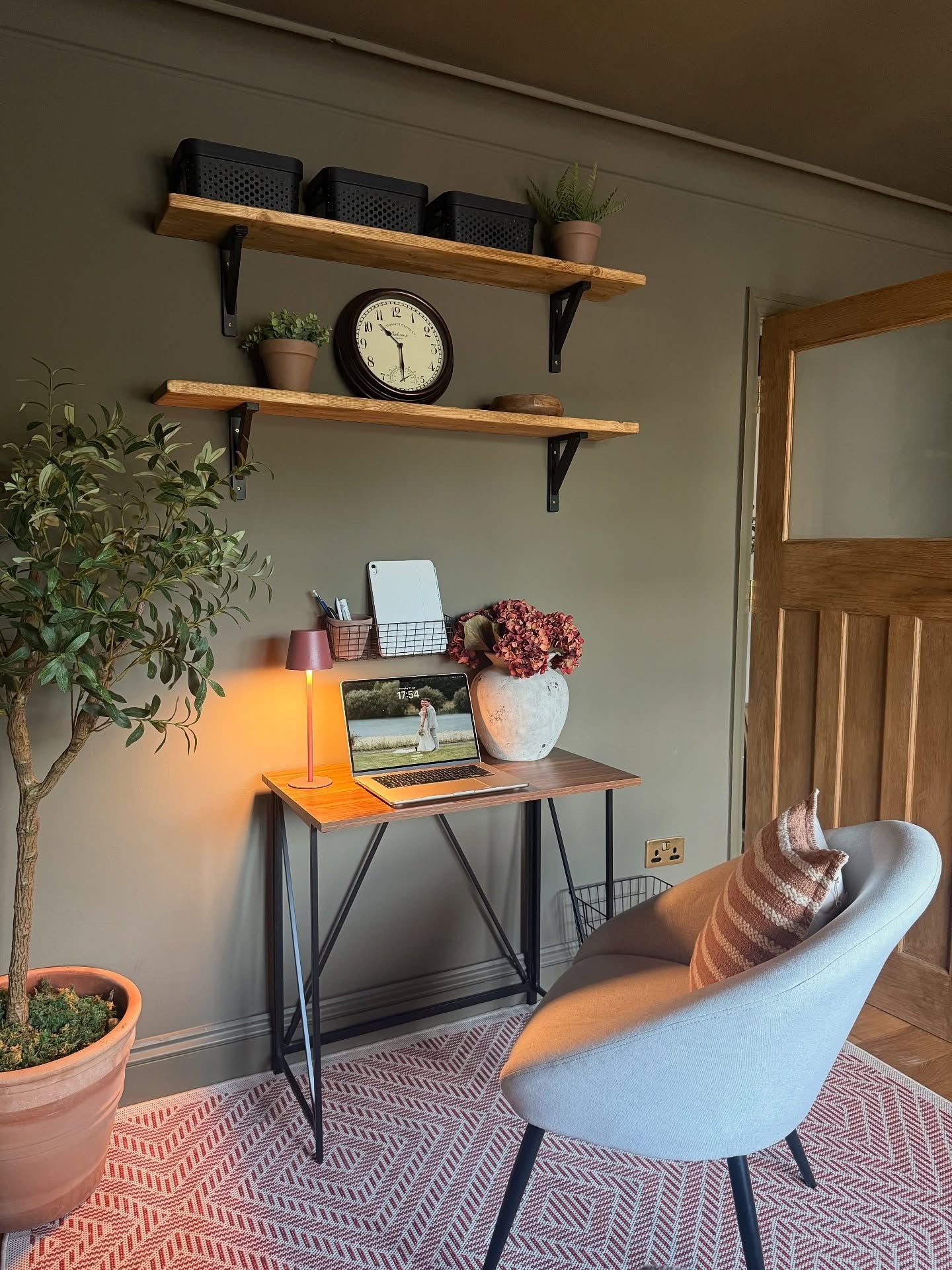 12. Warm Industrial Nook with Earthy Tones (Feminine Home Office Ideas)