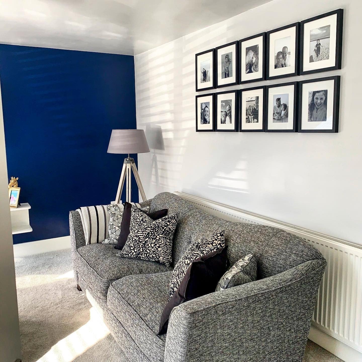 3. Cozy Simplicity with Blue Accent Wall (Gray and Blue Living Room Ideas)