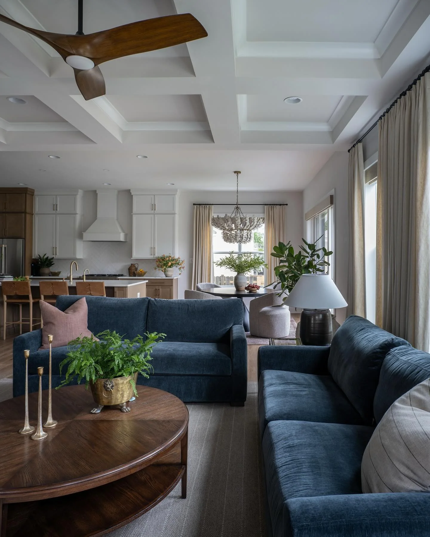 11. Transitional Style with Navy Velvet Sofas (Gray and Blue Living Room Ideas)